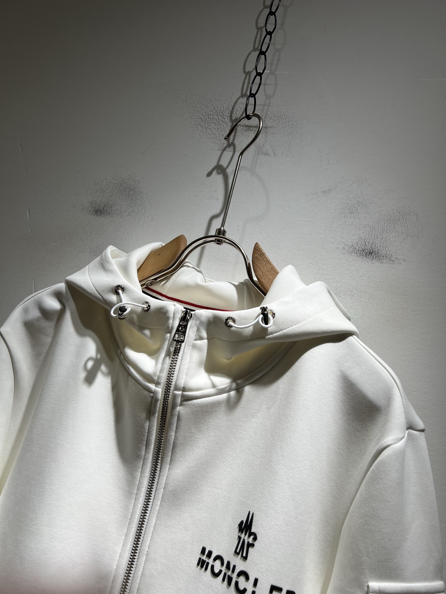 Moncl*r蒙*口2025秋冬男女同款情侣款👫最新的贸易订单长袖卫衣，全品相！！网红款！工艺采用图案l