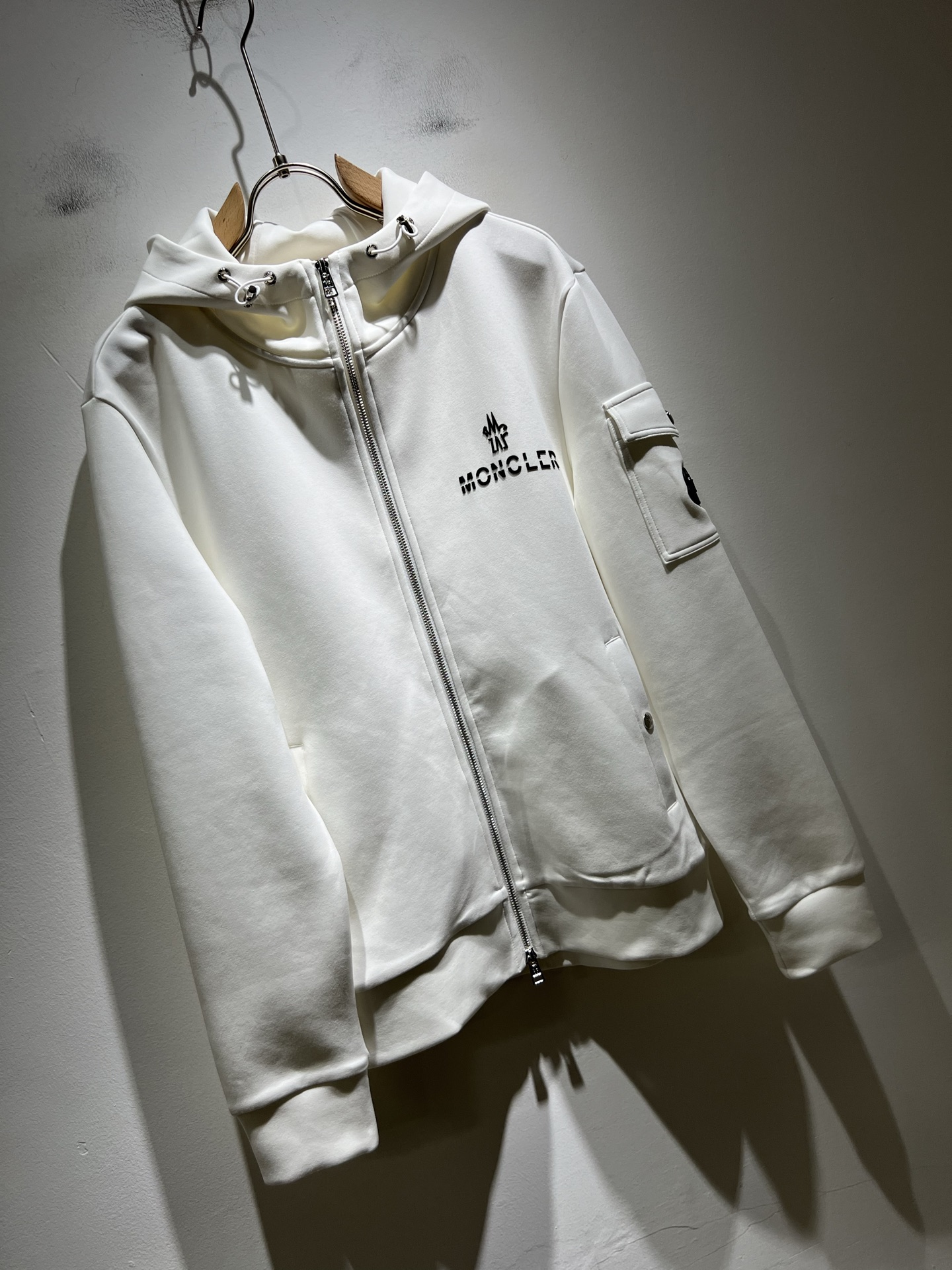 Moncl*r蒙*口2025秋冬男女同款情侣款👫最新的贸易订单长袖卫衣，全品相！！网红款！工艺采用图案l