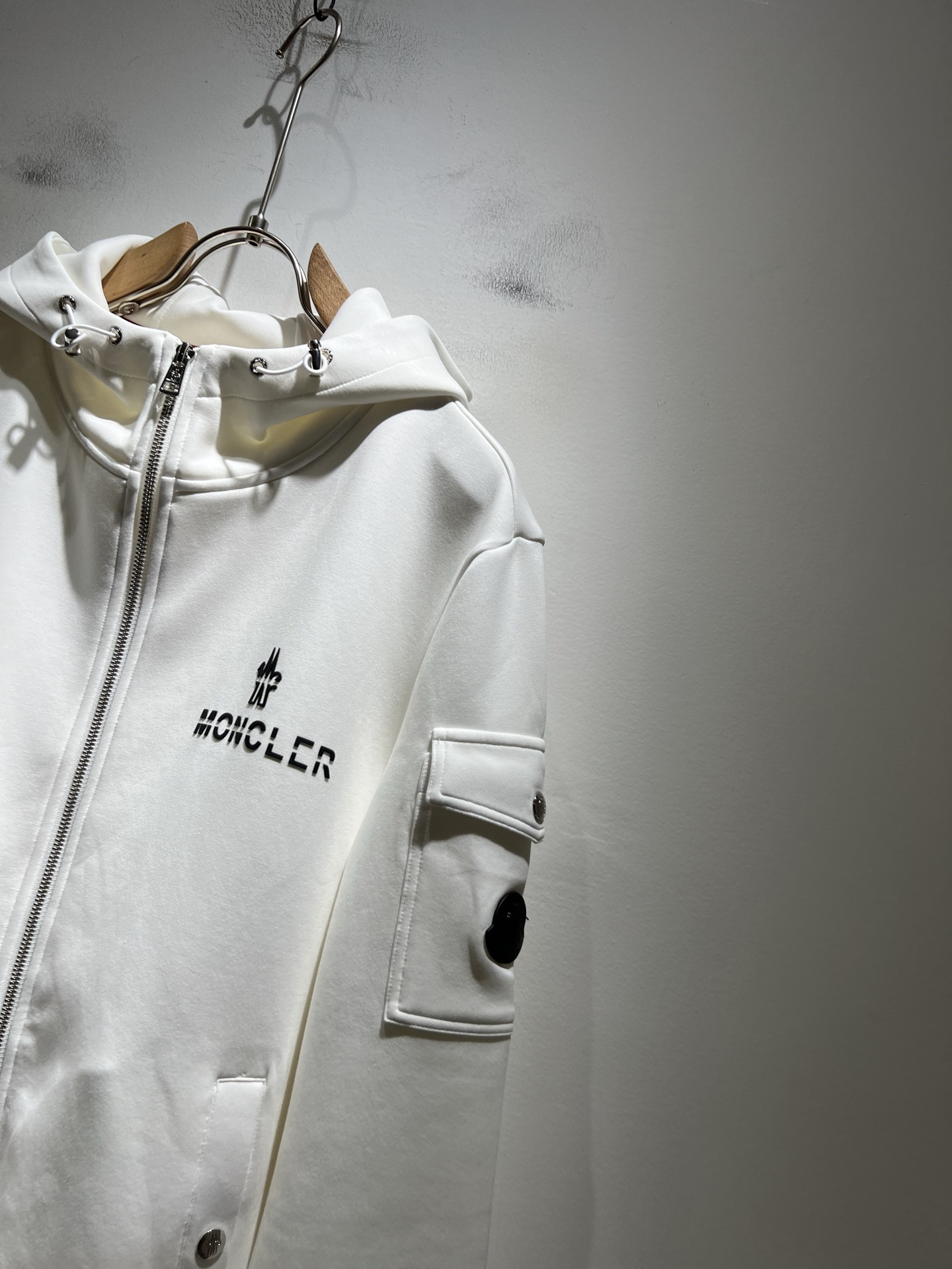 Moncl*r蒙*口2025秋冬男女同款情侣款👫最新的贸易订单长袖卫衣，全品相！！网红款！工艺采用图案l