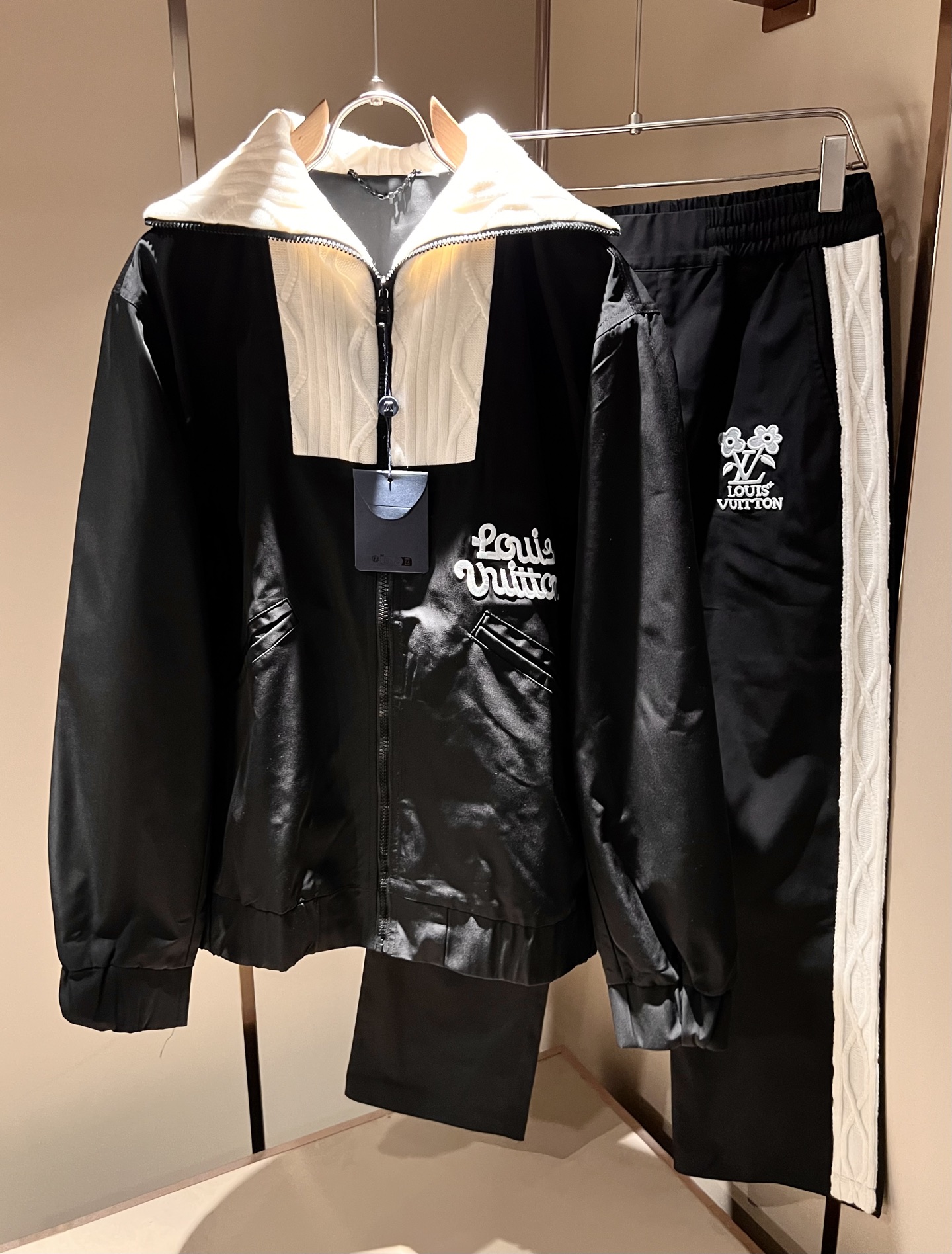 Louis Vuit*on 路易家族 2025秋冬新款套装，轻奢休闲套装，男女同款👫装饰！路易家族的新高