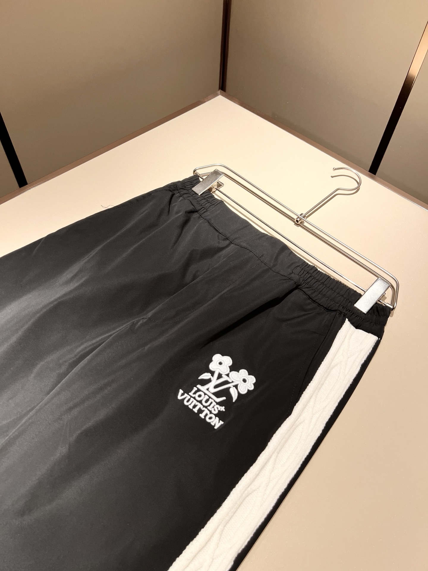 Louis Vuit*on 路易家族 2025秋冬新款套装，轻奢休闲套装，男女同款👫装饰！路易家族的新高