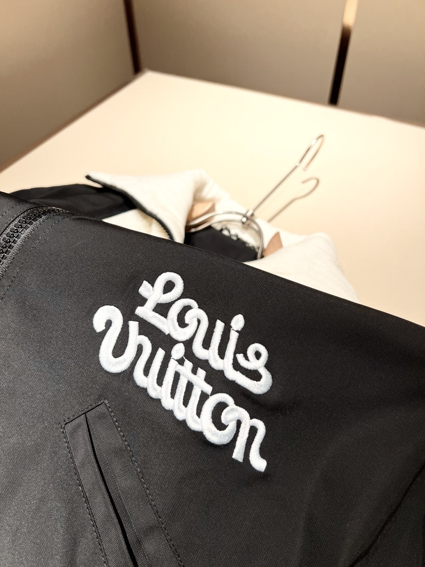 Louis Vuit*on 路易家族 2025秋冬新款套装，轻奢休闲套装，男女同款👫装饰！路易家族的新高