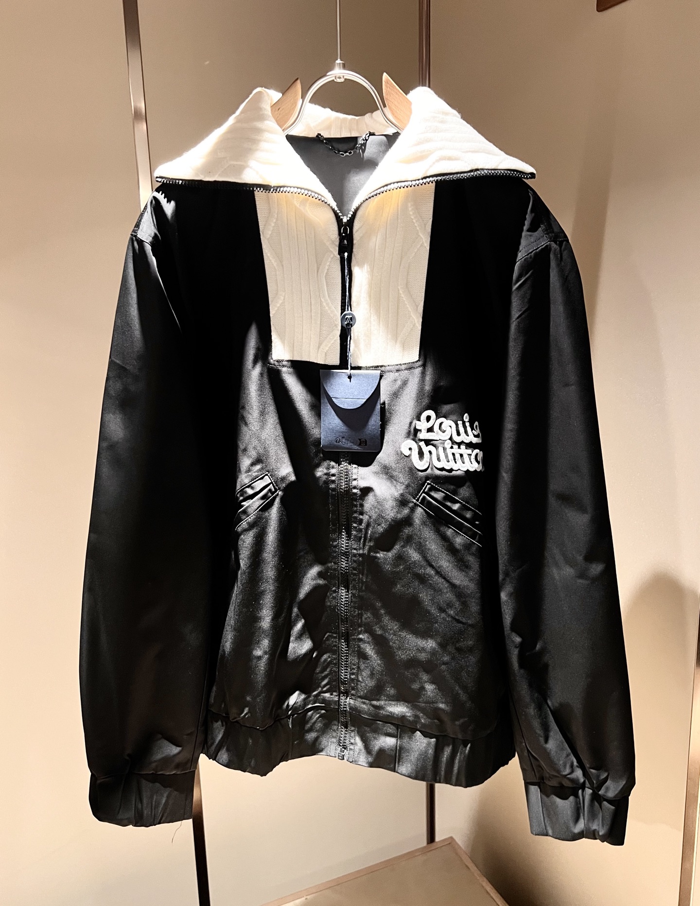 Louis Vuit*on 路易家族 2025秋冬新款套装，轻奢休闲套装，男女同款👫装饰！路易家族的新高