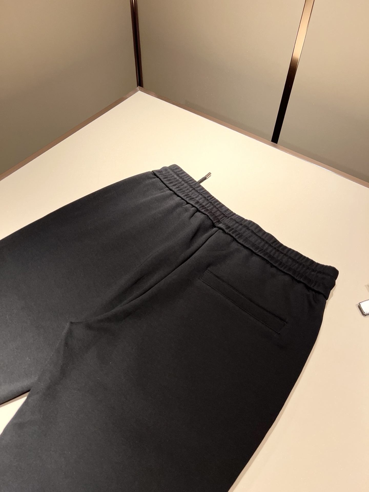 Bur*erry 巴*莉 2025秋冬新款男士休闲套装，品牌最新设计元素！既不单调也不复杂，好处的展现品