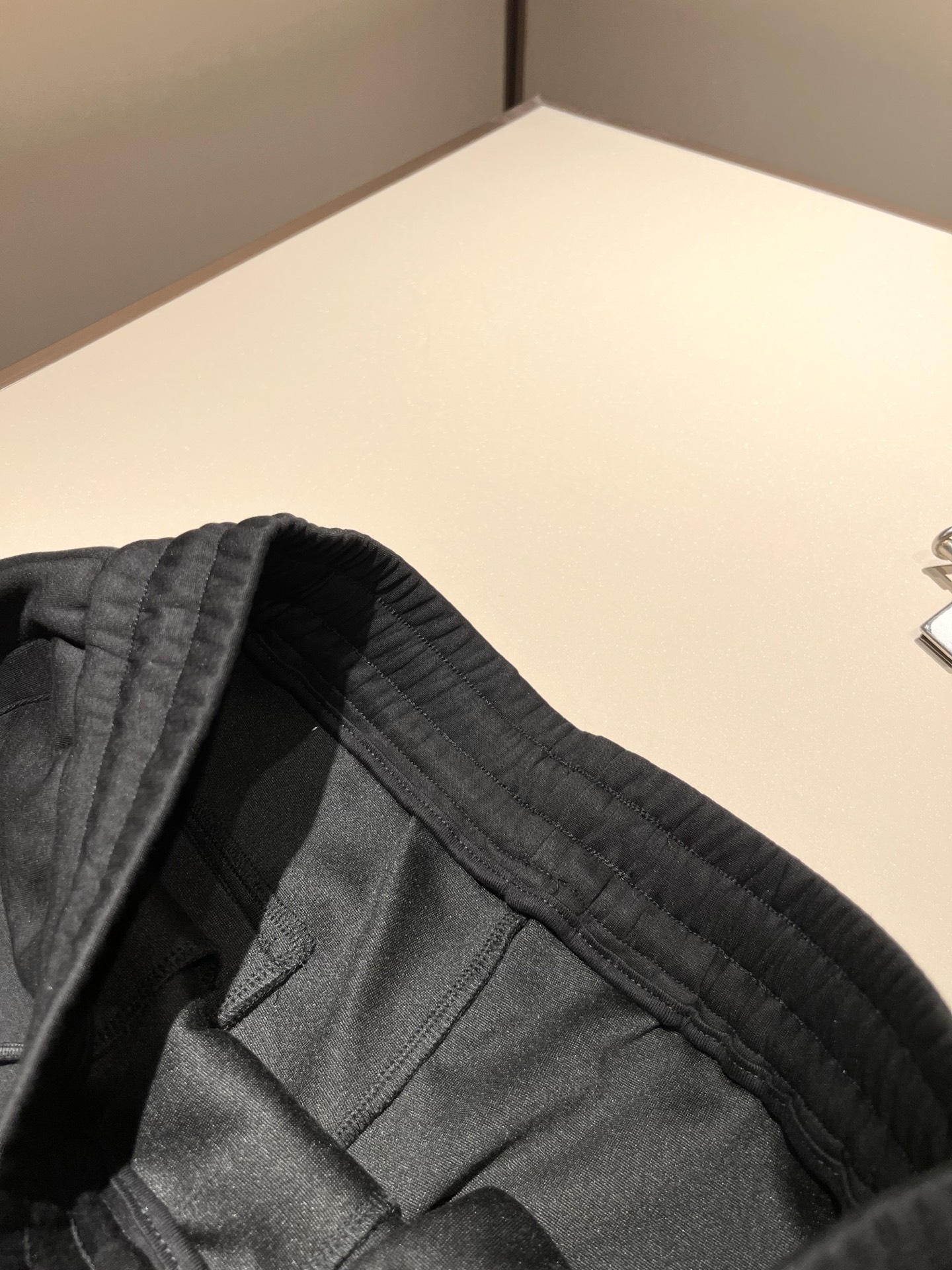 Bur*erry 巴*莉 2025秋冬新款男士休闲套装，品牌最新设计元素！既不单调也不复杂，好处的展现品