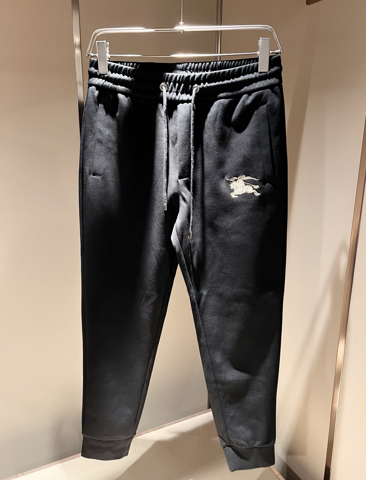 Bur*erry 巴*莉 2025秋冬新款男士休闲套装，品牌最新设计元素！既不单调也不复杂，好处的展现品