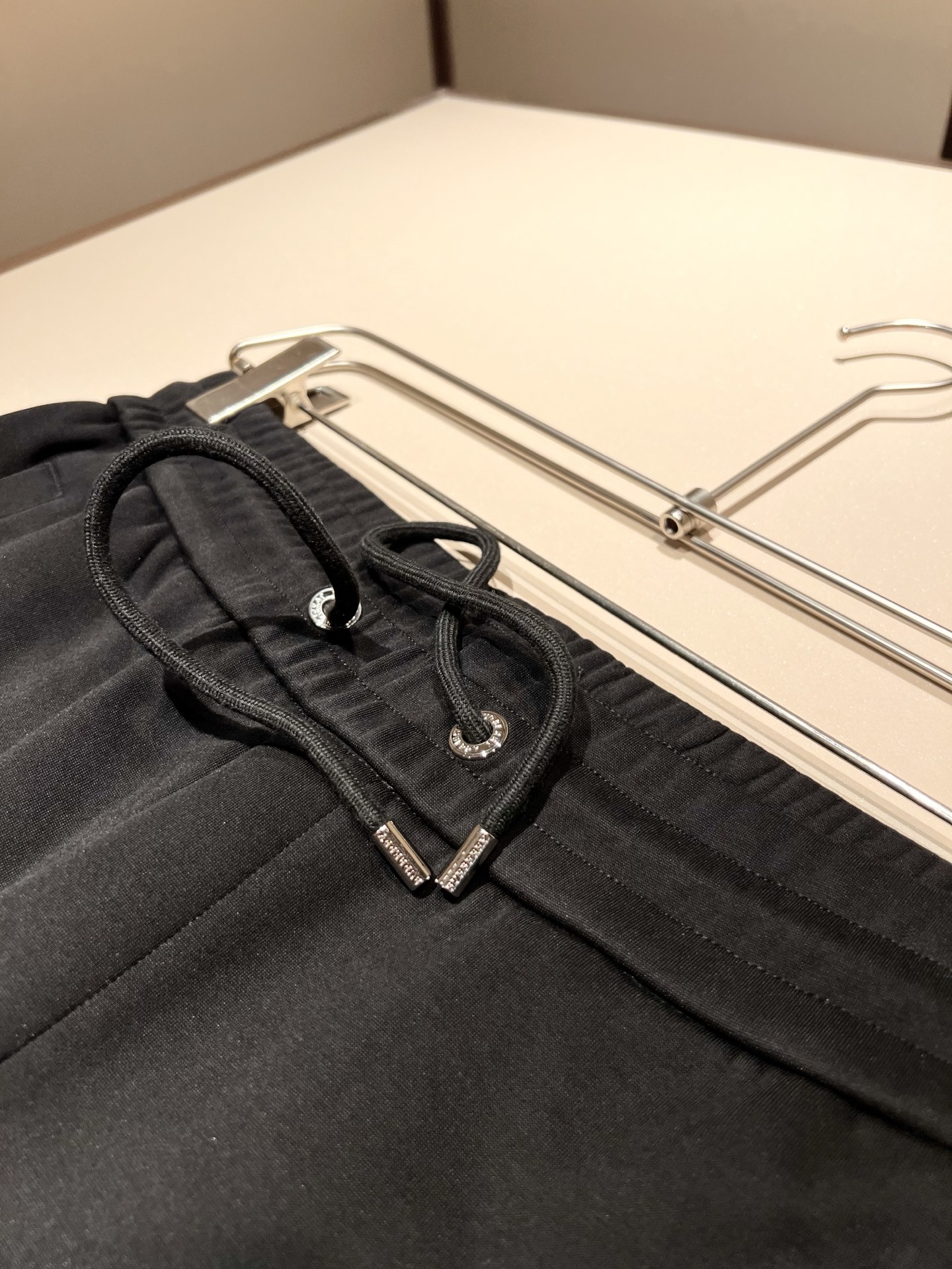 Bur*erry 巴*莉 2025秋冬新款男士休闲套装，品牌最新设计元素！既不单调也不复杂，好处的展现品