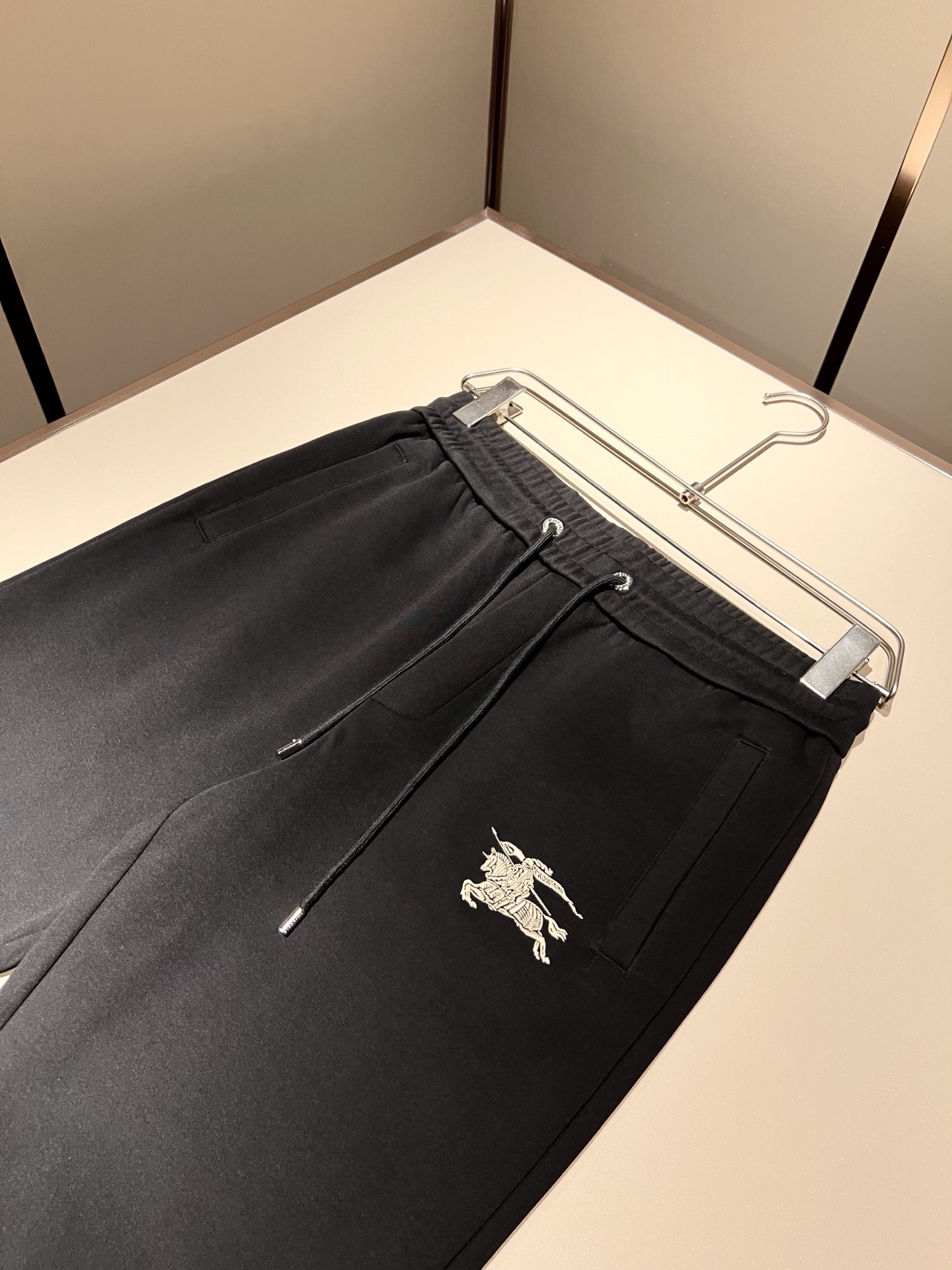 Bur*erry 巴*莉 2025秋冬新款男士休闲套装，品牌最新设计元素！既不单调也不复杂，好处的展现品