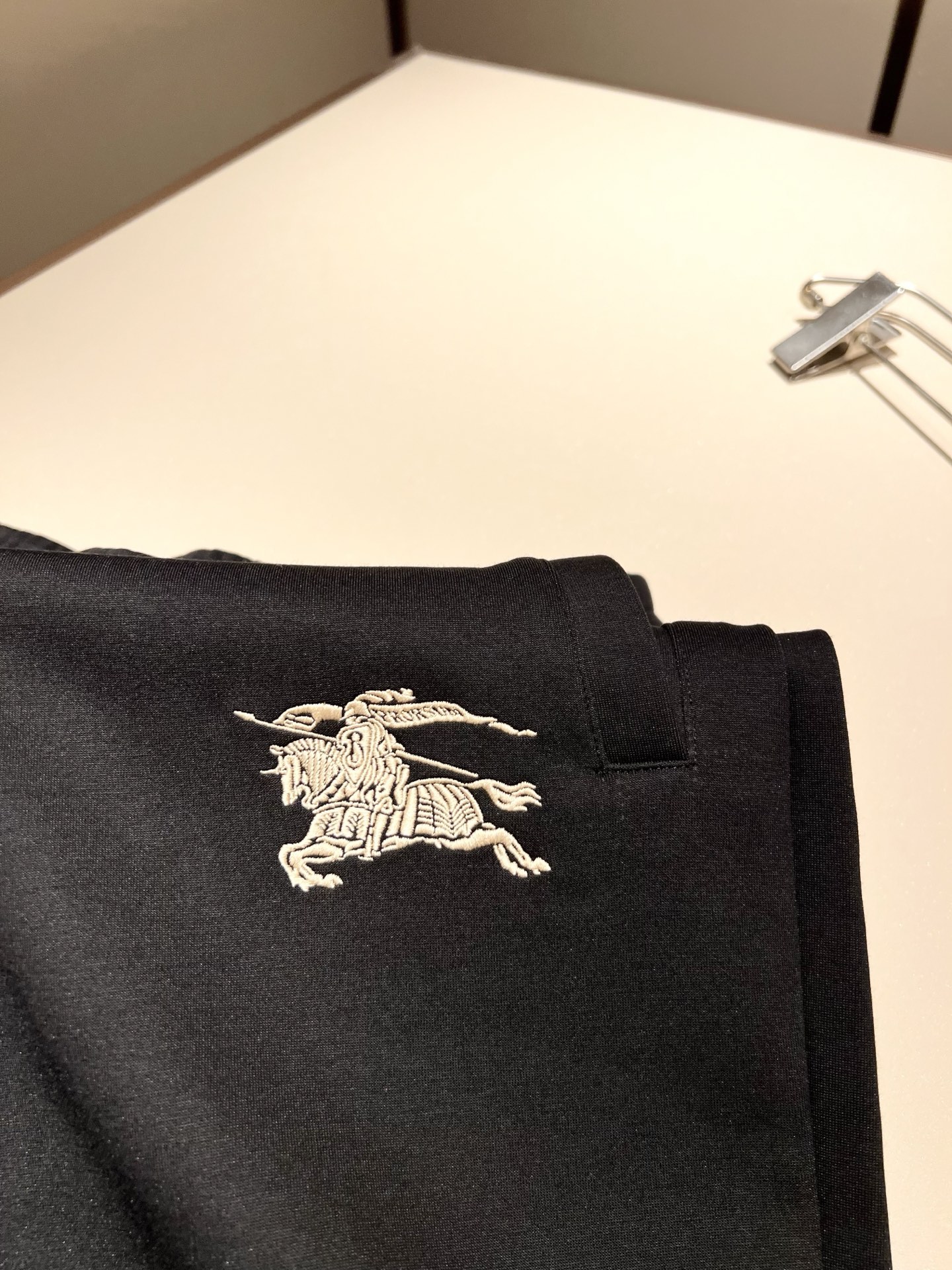 Bur*erry 巴*莉 2025秋冬新款男士休闲套装，品牌最新设计元素！既不单调也不复杂，好处的展现品