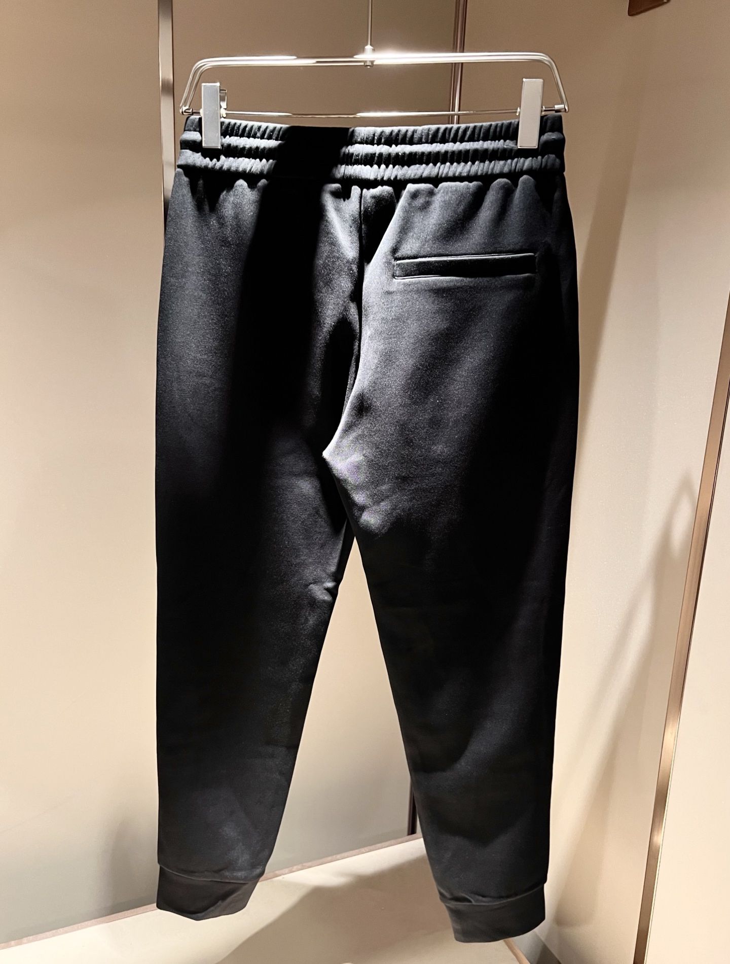 Bur*erry 巴*莉 2025秋冬新款男士休闲套装，品牌最新设计元素！既不单调也不复杂，好处的展现品