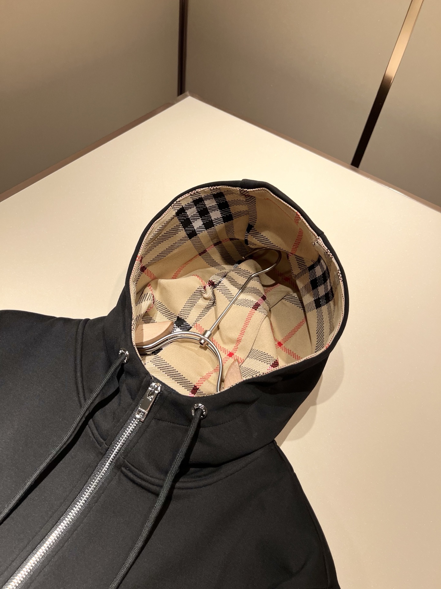 Bur*erry 巴*莉 2025秋冬新款男士休闲套装，品牌最新设计元素！既不单调也不复杂，好处的展现品