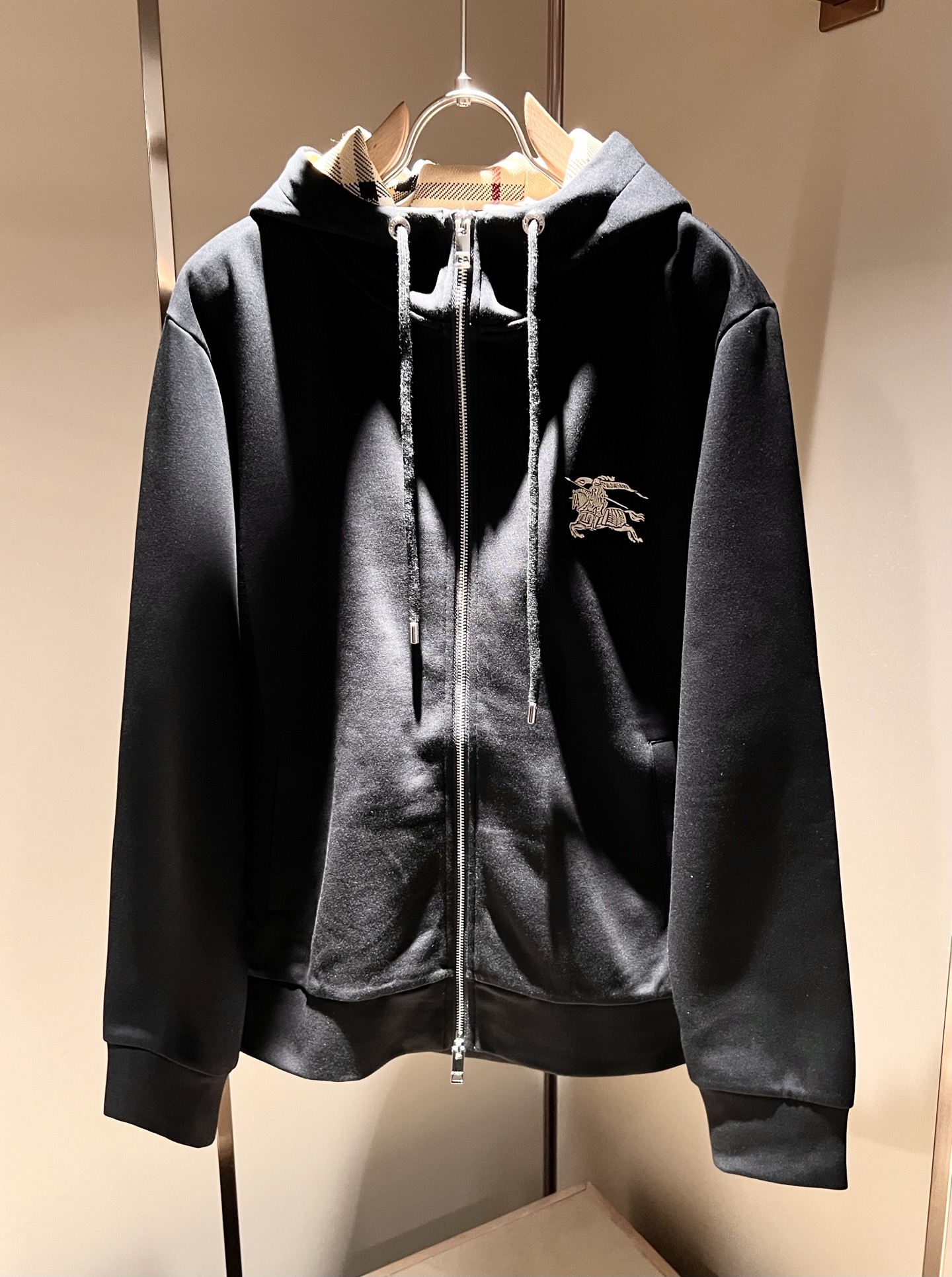 Bur*erry 巴*莉 2025秋冬新款男士休闲套装，品牌最新设计元素！既不单调也不复杂，好处的展现品