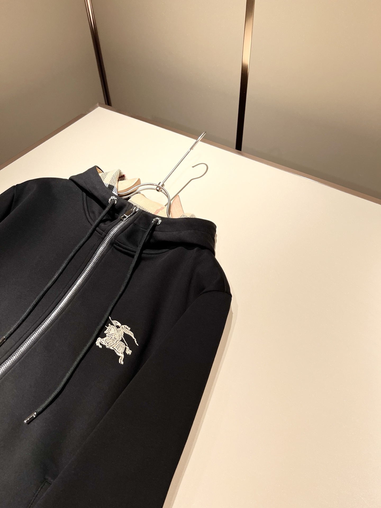 Bur*erry 巴*莉 2025秋冬新款男士休闲套装，品牌最新设计元素！既不单调也不复杂，好处的展现品