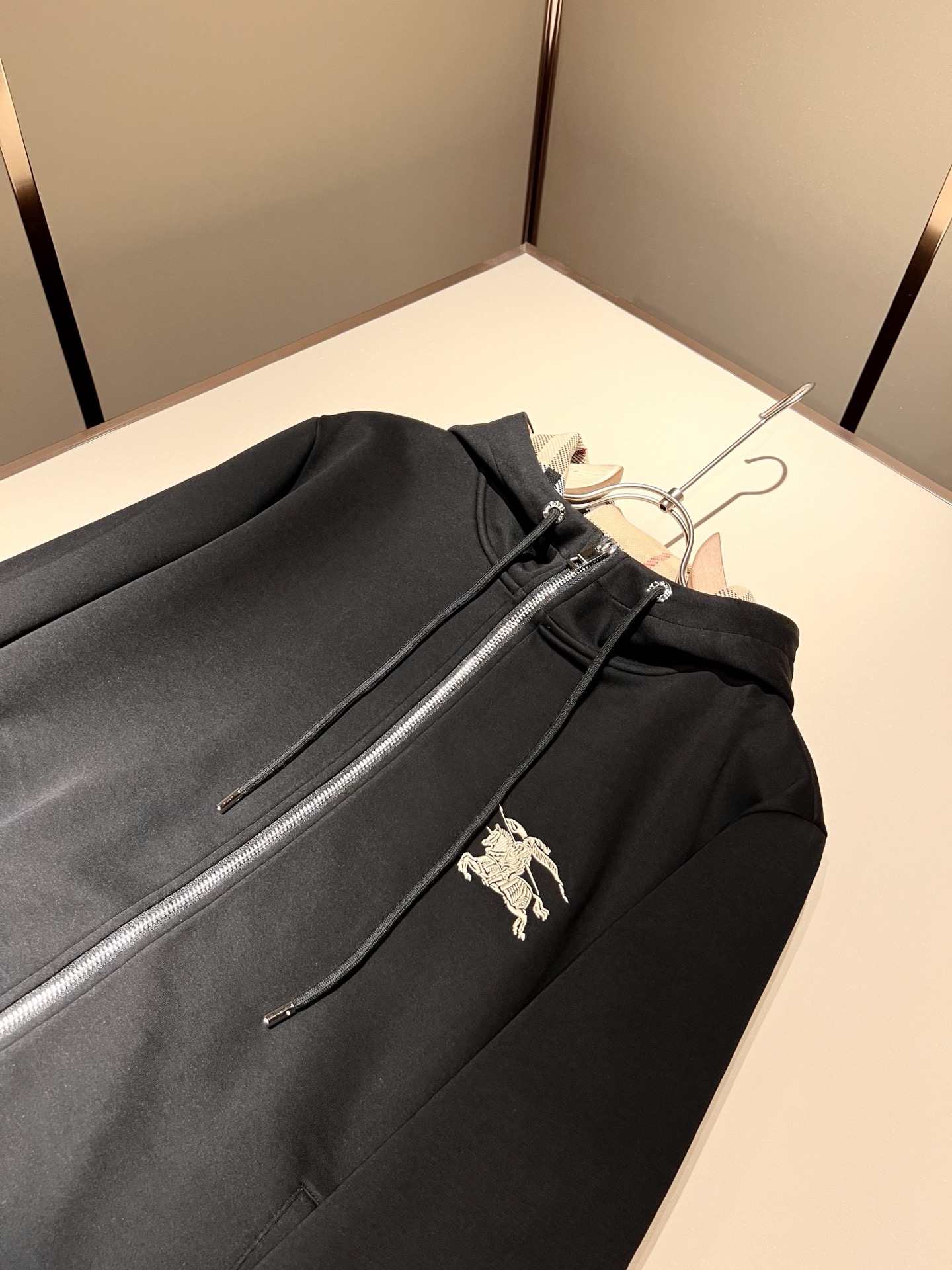 Bur*erry 巴*莉 2025秋冬新款男士休闲套装，品牌最新设计元素！既不单调也不复杂，好处的展现品