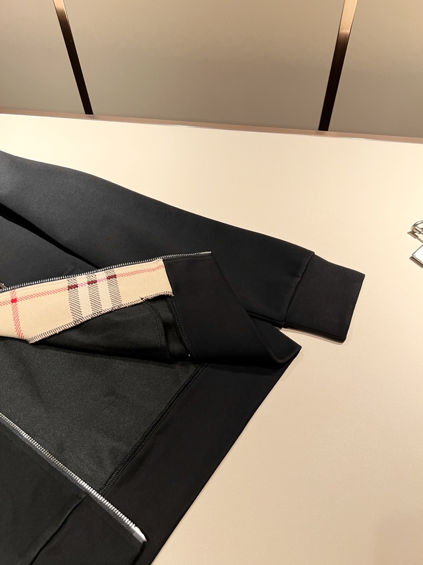 Bur*erry 巴*莉 2025秋冬新款男士休闲套装，品牌最新设计元素！既不单调也不复杂，好处的展现品