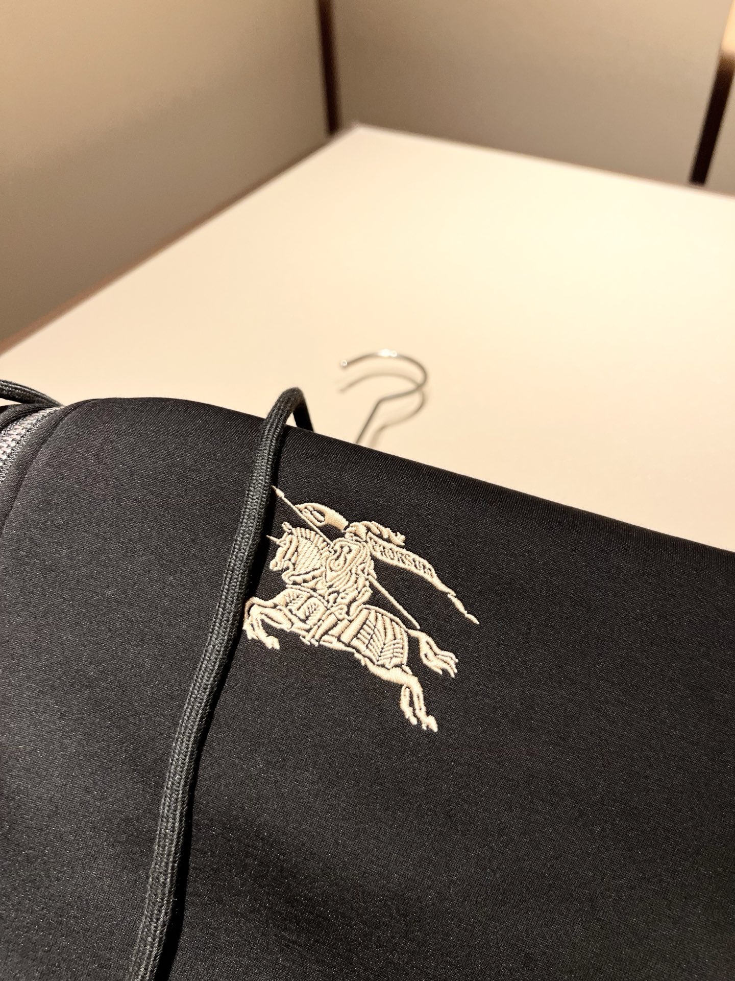 Bur*erry 巴*莉 2025秋冬新款男士休闲套装，品牌最新设计元素！既不单调也不复杂，好处的展现品