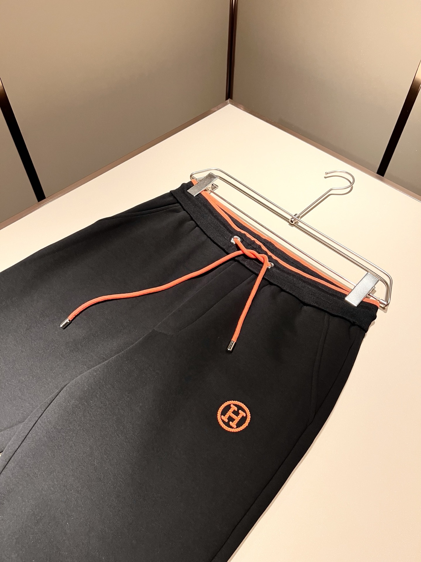 HERM*S爱*仕 2025秋冬男士高端休闲套装，海外贸易公司渠道订单 ！上海恒隆店在售！高级、简约，工