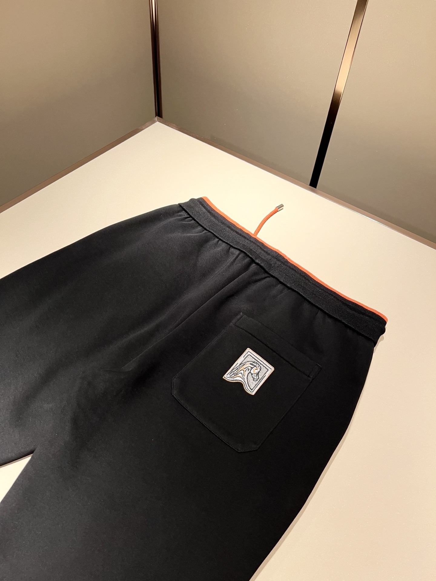 HERM*S爱*仕 2025秋冬男士高端休闲套装，海外贸易公司渠道订单 ！上海恒隆店在售！高级、简约，工