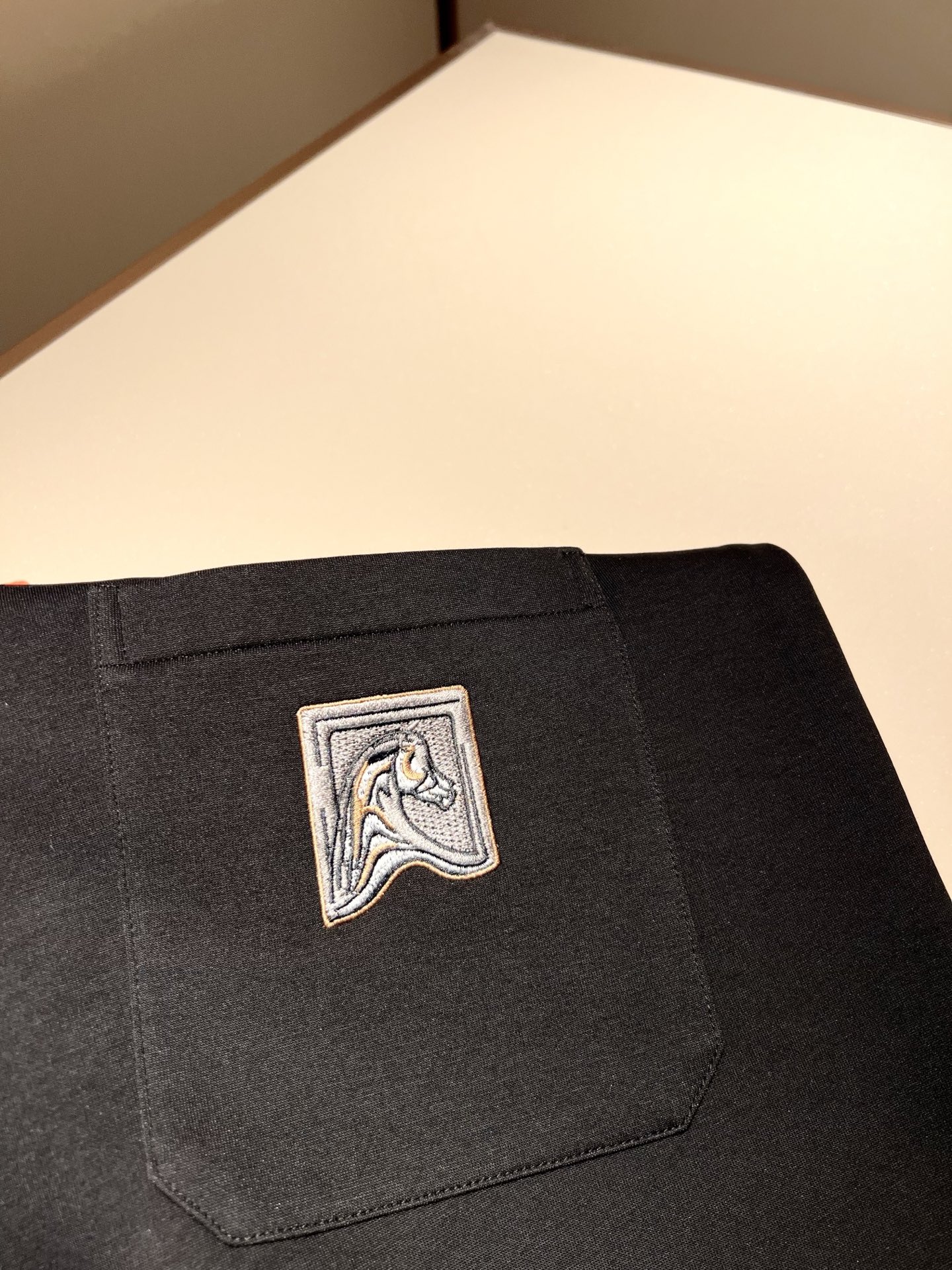 HERM*S爱*仕 2025秋冬男士高端休闲套装，海外贸易公司渠道订单 ！上海恒隆店在售！高级、简约，工