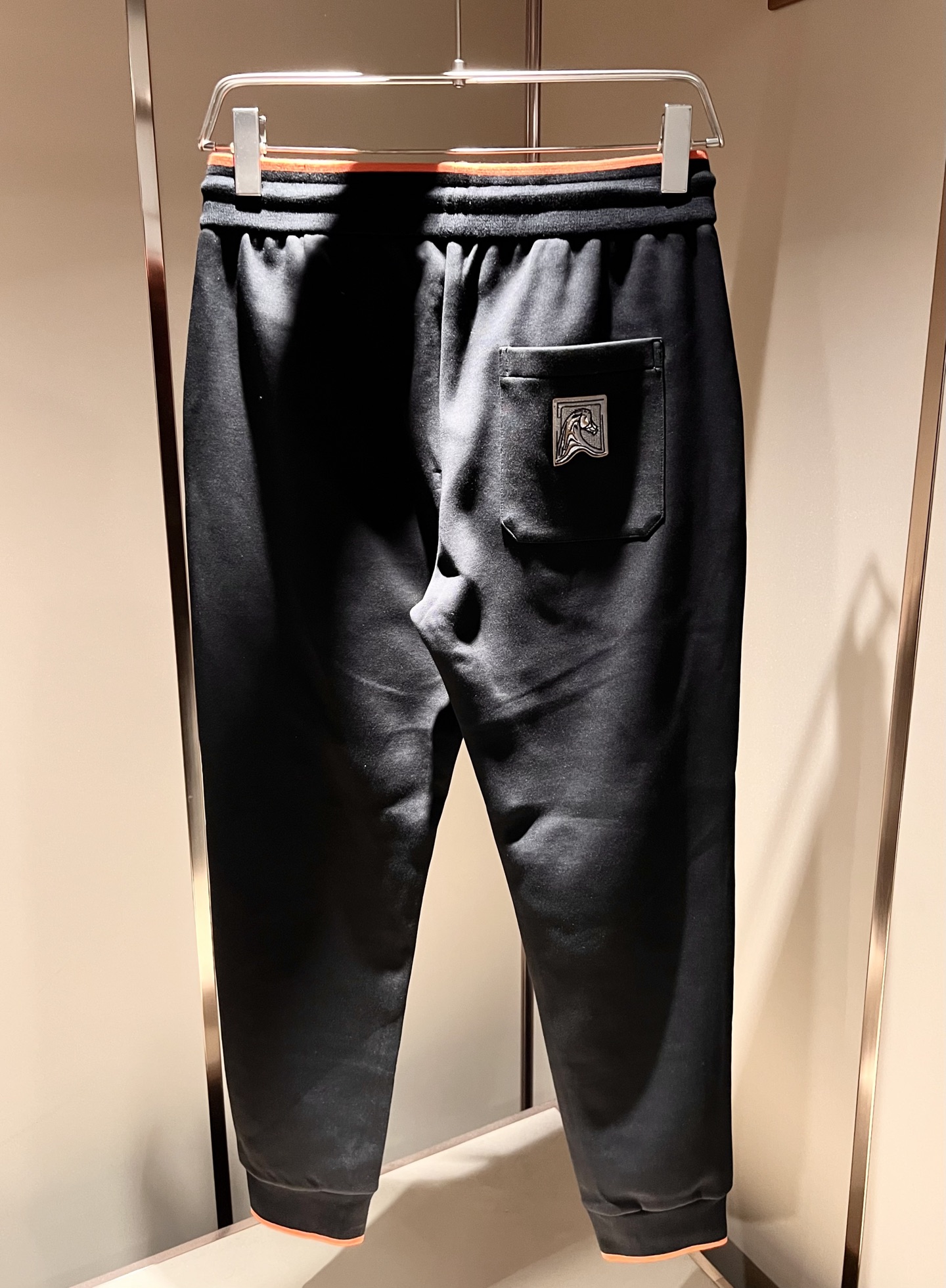 HERM*S爱*仕 2025秋冬男士高端休闲套装，海外贸易公司渠道订单 ！上海恒隆店在售！高级、简约，工