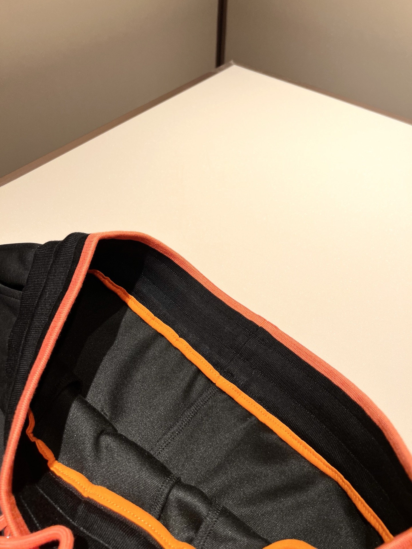 HERM*S爱*仕 2025秋冬男士高端休闲套装，海外贸易公司渠道订单 ！上海恒隆店在售！高级、简约，工