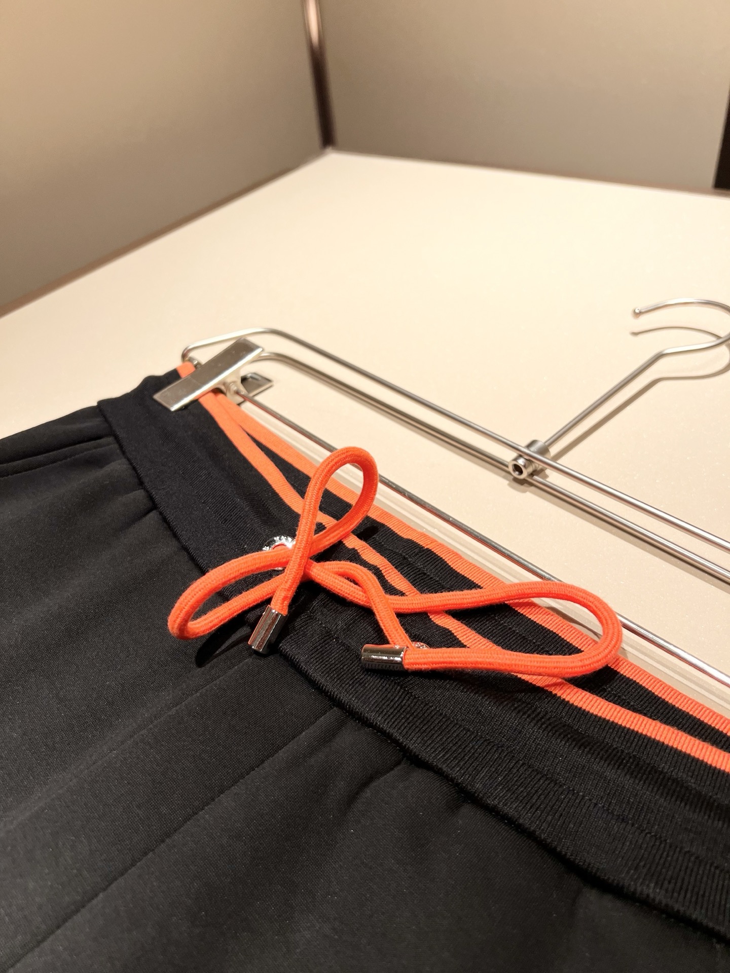 HERM*S爱*仕 2025秋冬男士高端休闲套装，海外贸易公司渠道订单 ！上海恒隆店在售！高级、简约，工