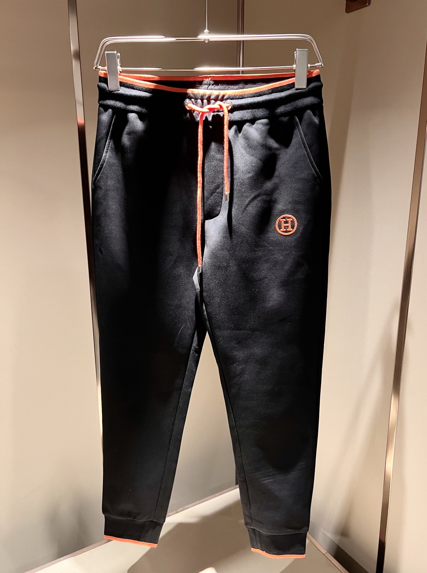 HERM*S爱*仕 2025秋冬男士高端休闲套装，海外贸易公司渠道订单 ！上海恒隆店在售！高级、简约，工