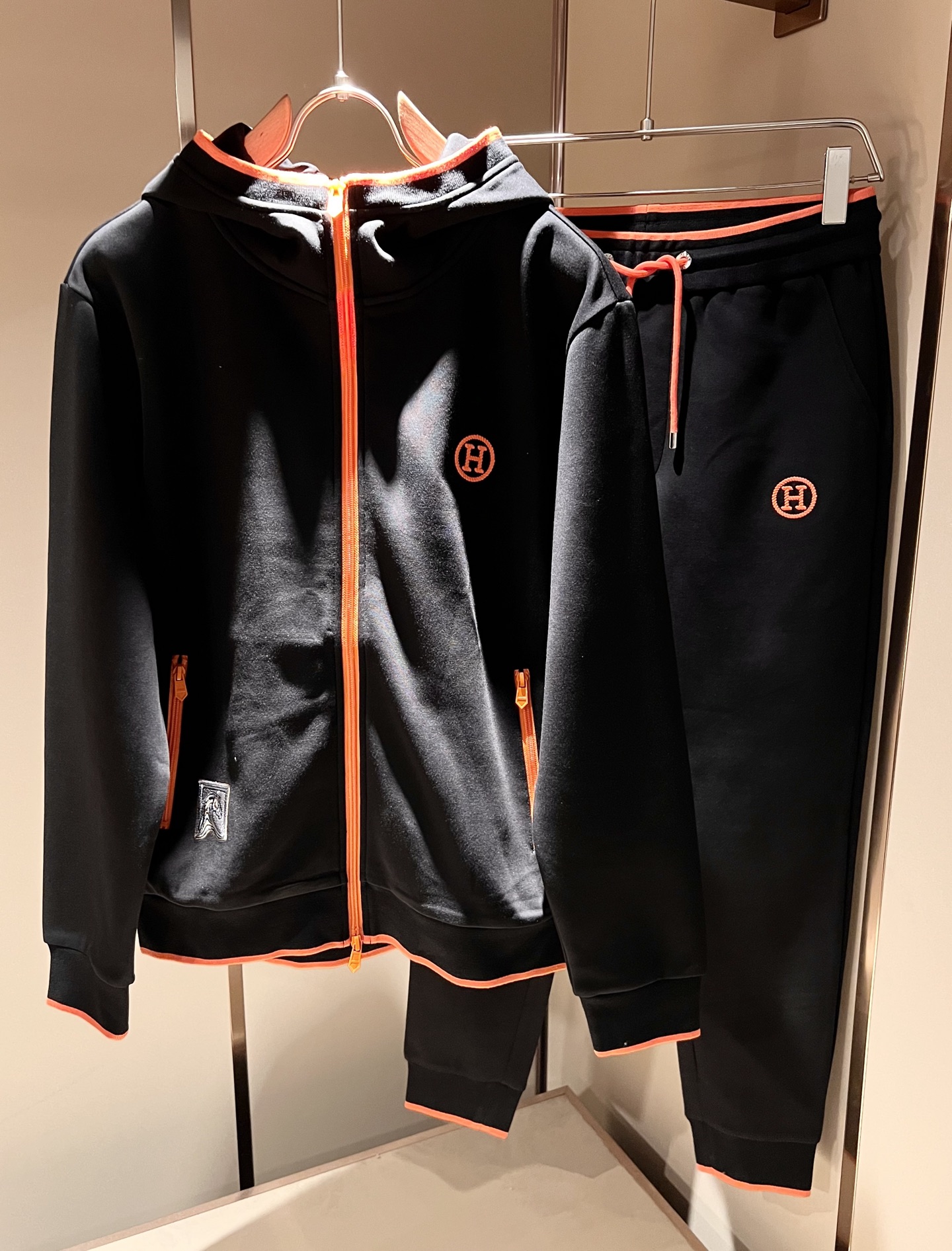 HERM*S爱*仕 2025秋冬男士高端休闲套装，海外贸易公司渠道订单 ！上海恒隆店在售！高级、简约，工