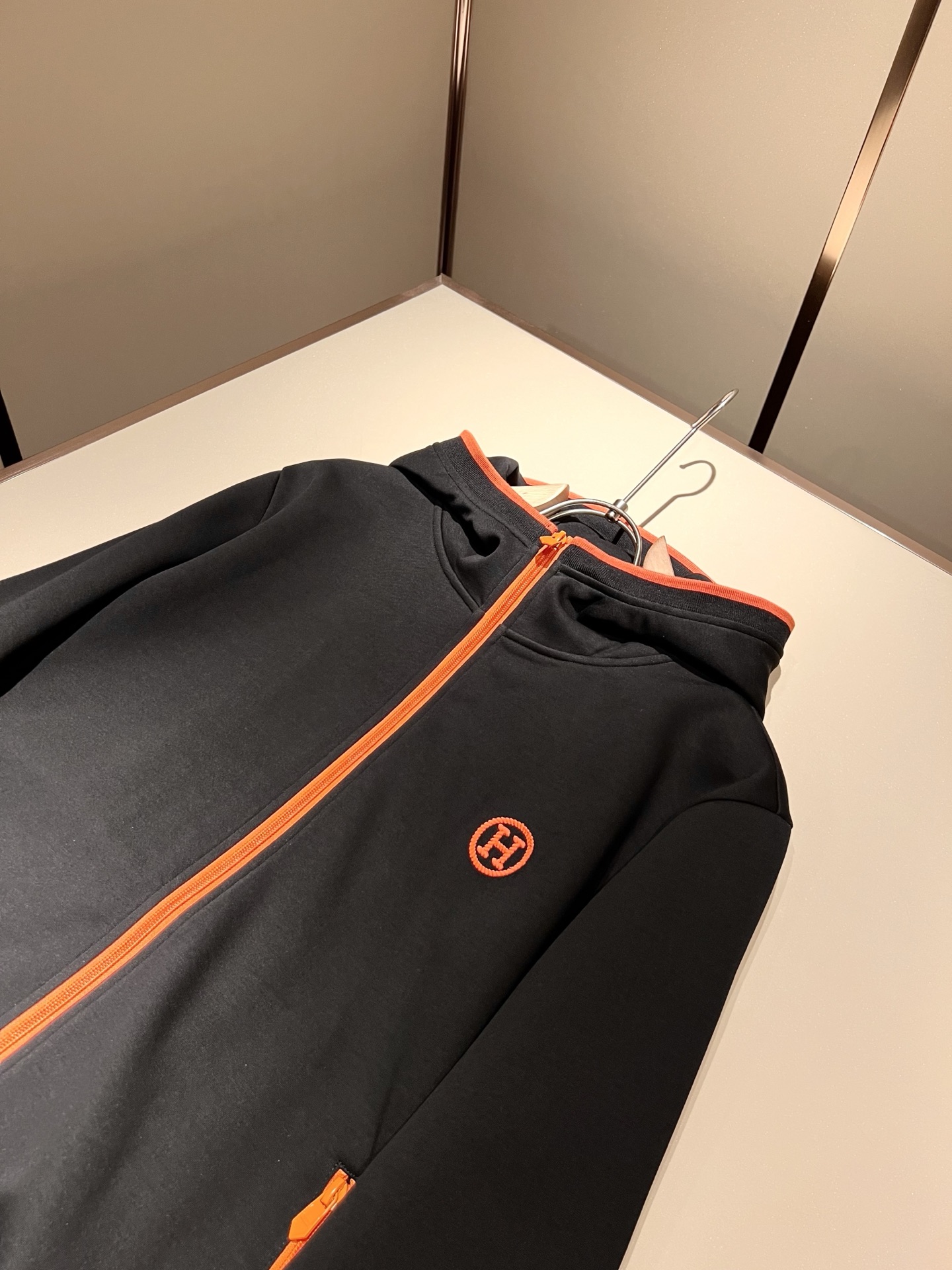 HERM*S爱*仕 2025秋冬男士高端休闲套装，海外贸易公司渠道订单 ！上海恒隆店在售！高级、简约，工