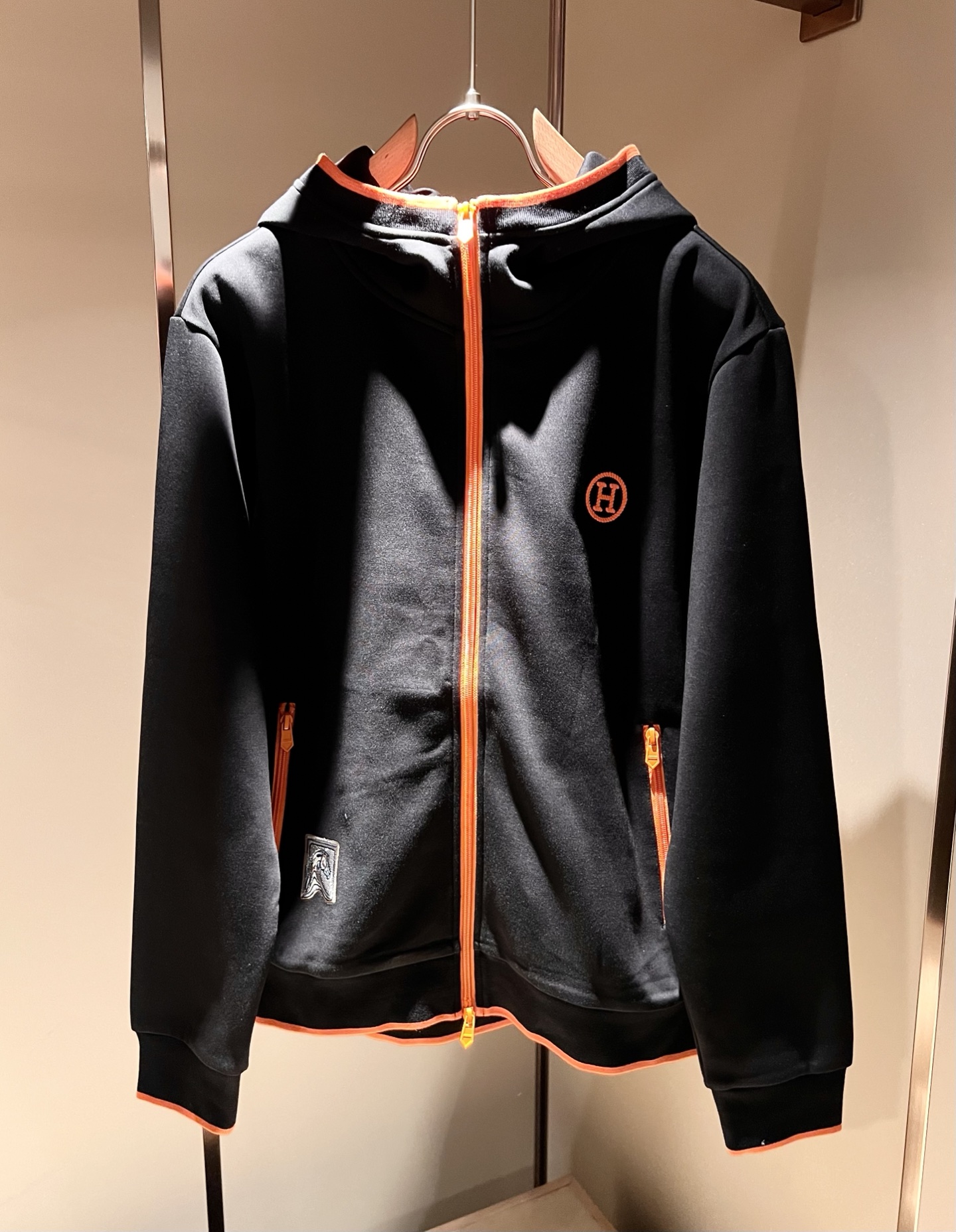 HERM*S爱*仕 2025秋冬男士高端休闲套装，海外贸易公司渠道订单 ！上海恒隆店在售！高级、简约，工