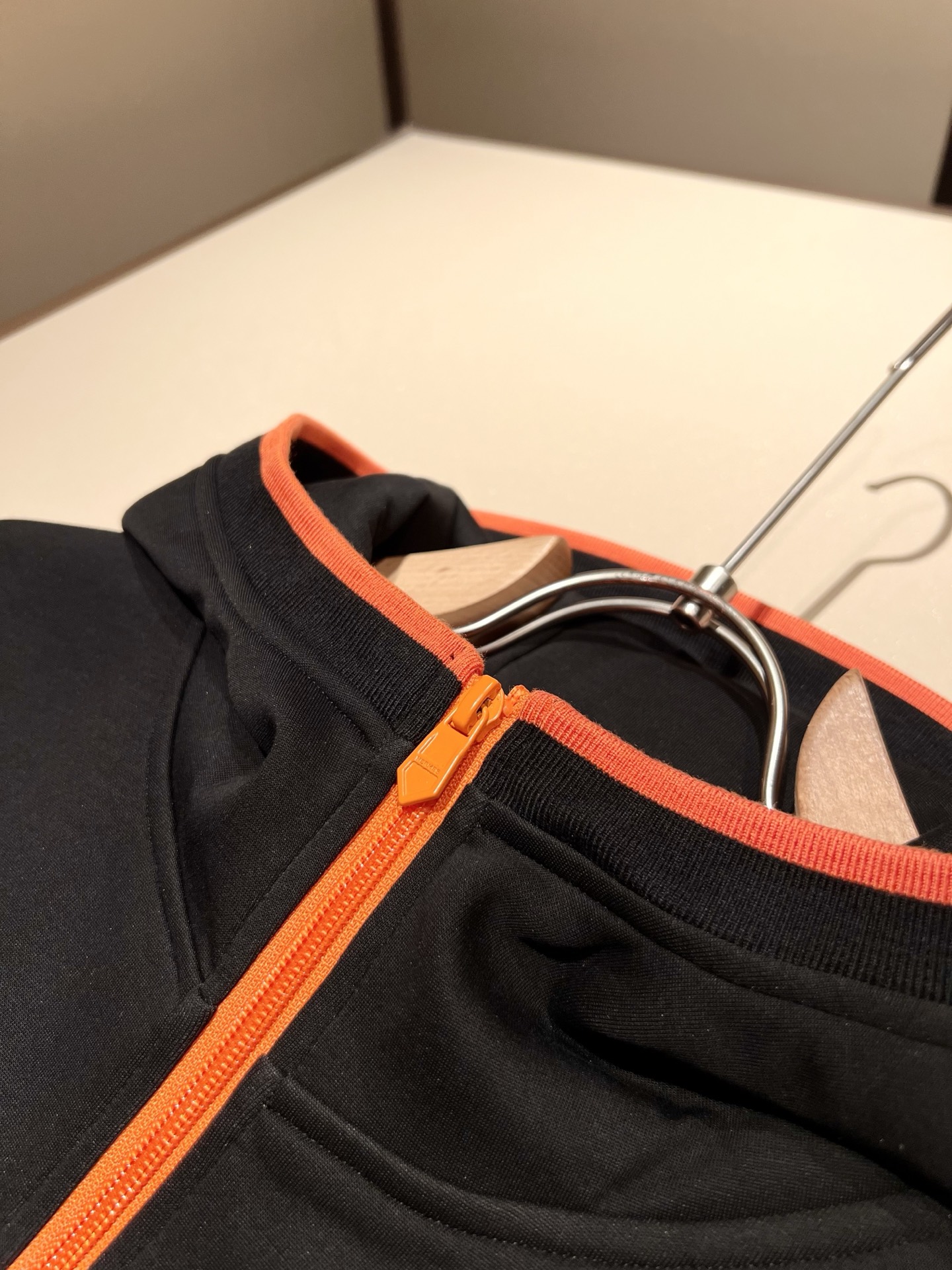 HERM*S爱*仕 2025秋冬男士高端休闲套装，海外贸易公司渠道订单 ！上海恒隆店在售！高级、简约，工