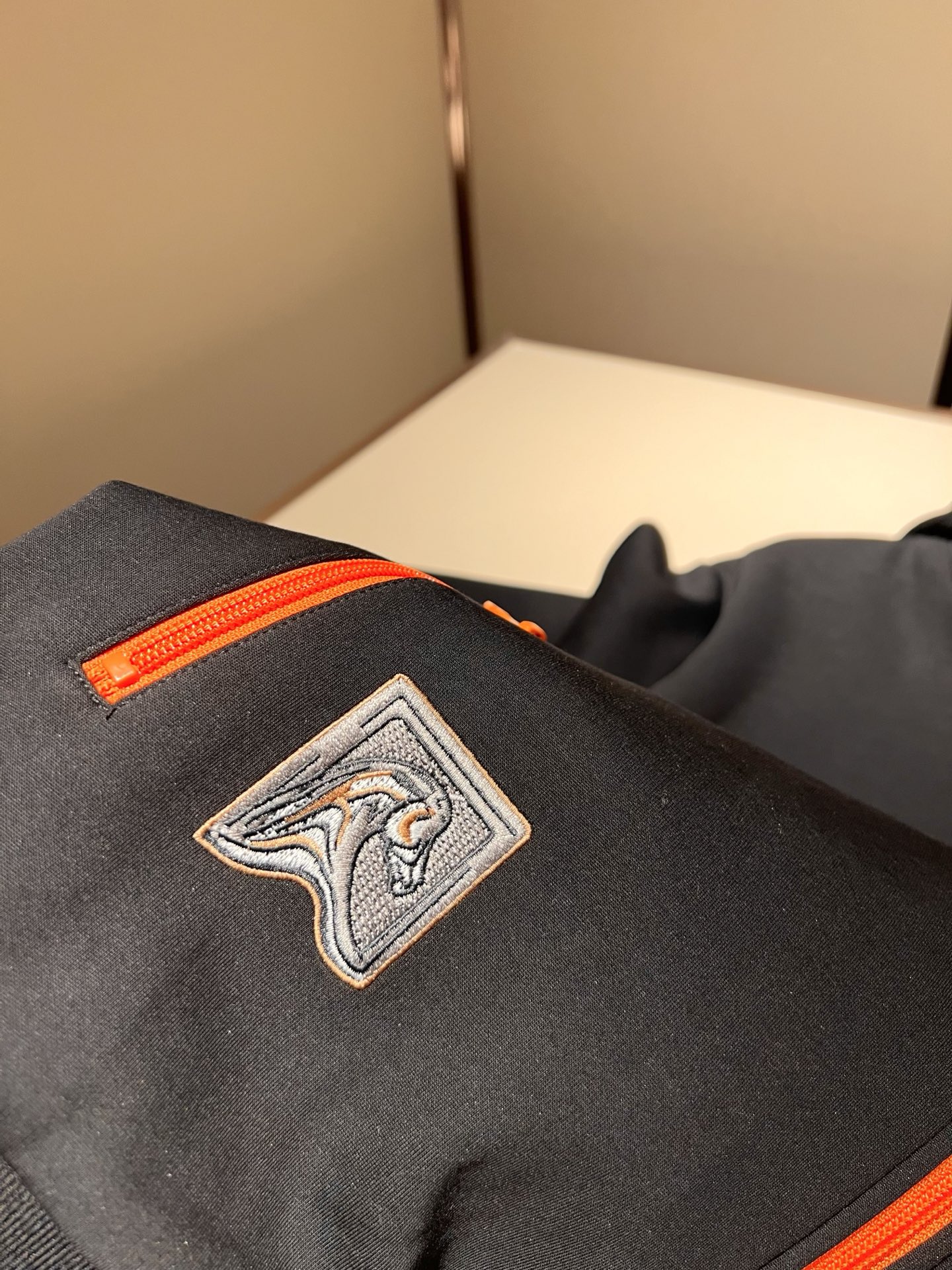 HERM*S爱*仕 2025秋冬男士高端休闲套装，海外贸易公司渠道订单 ！上海恒隆店在售！高级、简约，工