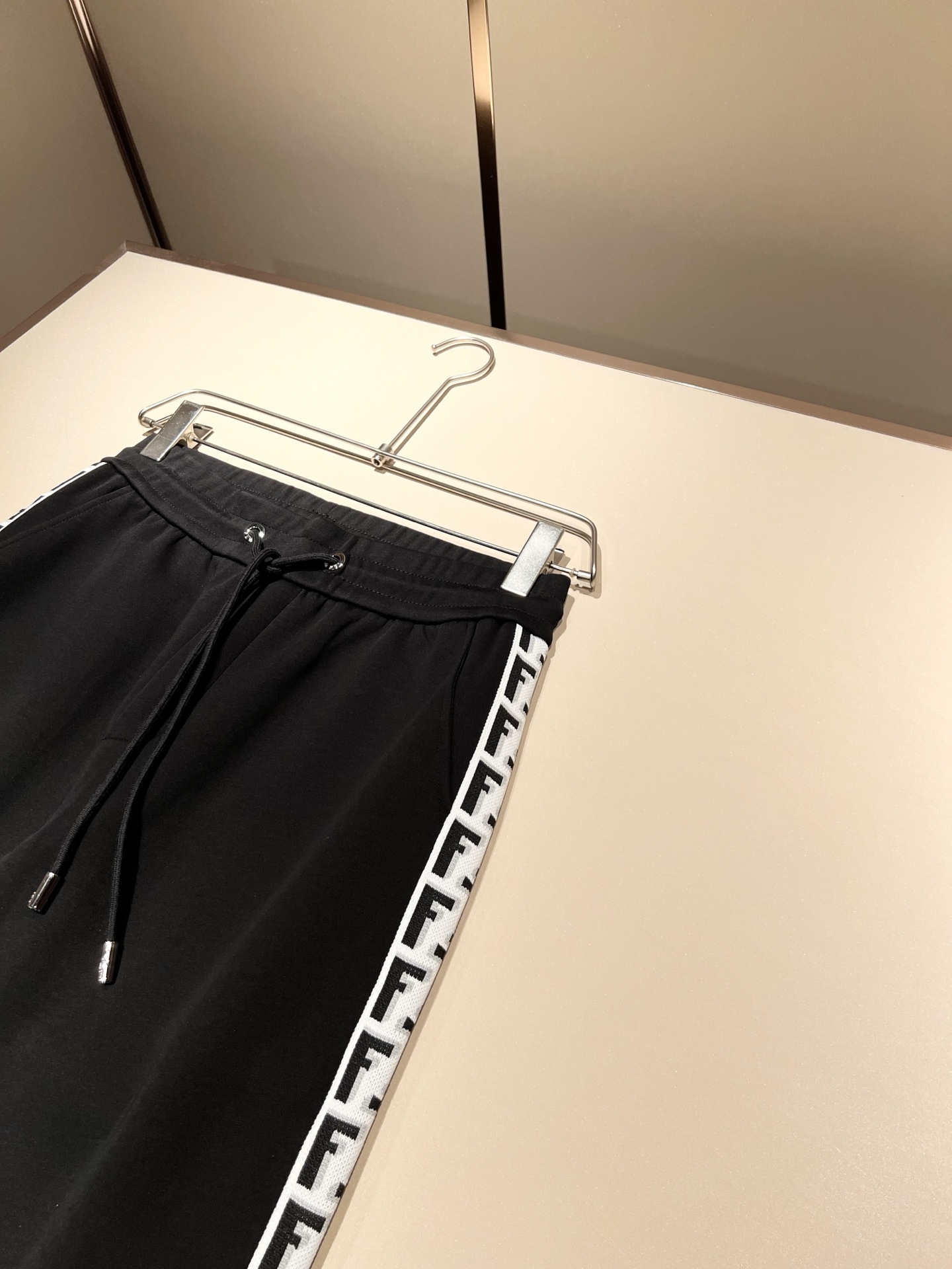 FEN 芬*迪 2025秋冬新款男士休闲套装，百搭不限制年龄，标识LOGO刺绣设计！衣身织带logo设计