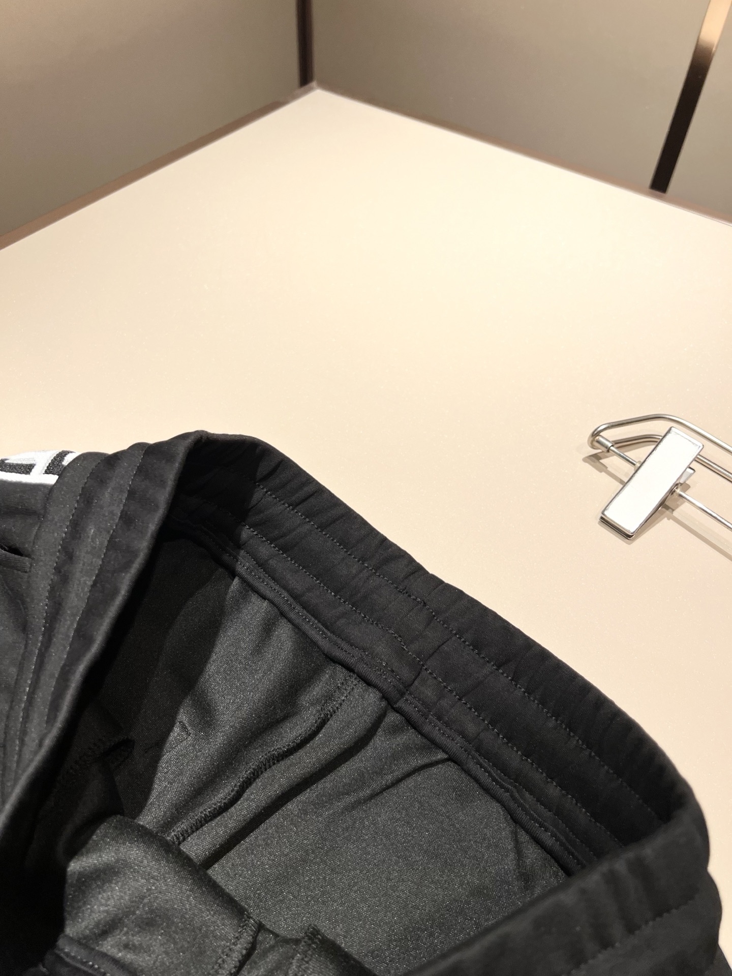 FEN 芬*迪 2025秋冬新款男士休闲套装，百搭不限制年龄，标识LOGO刺绣设计！衣身织带logo设计