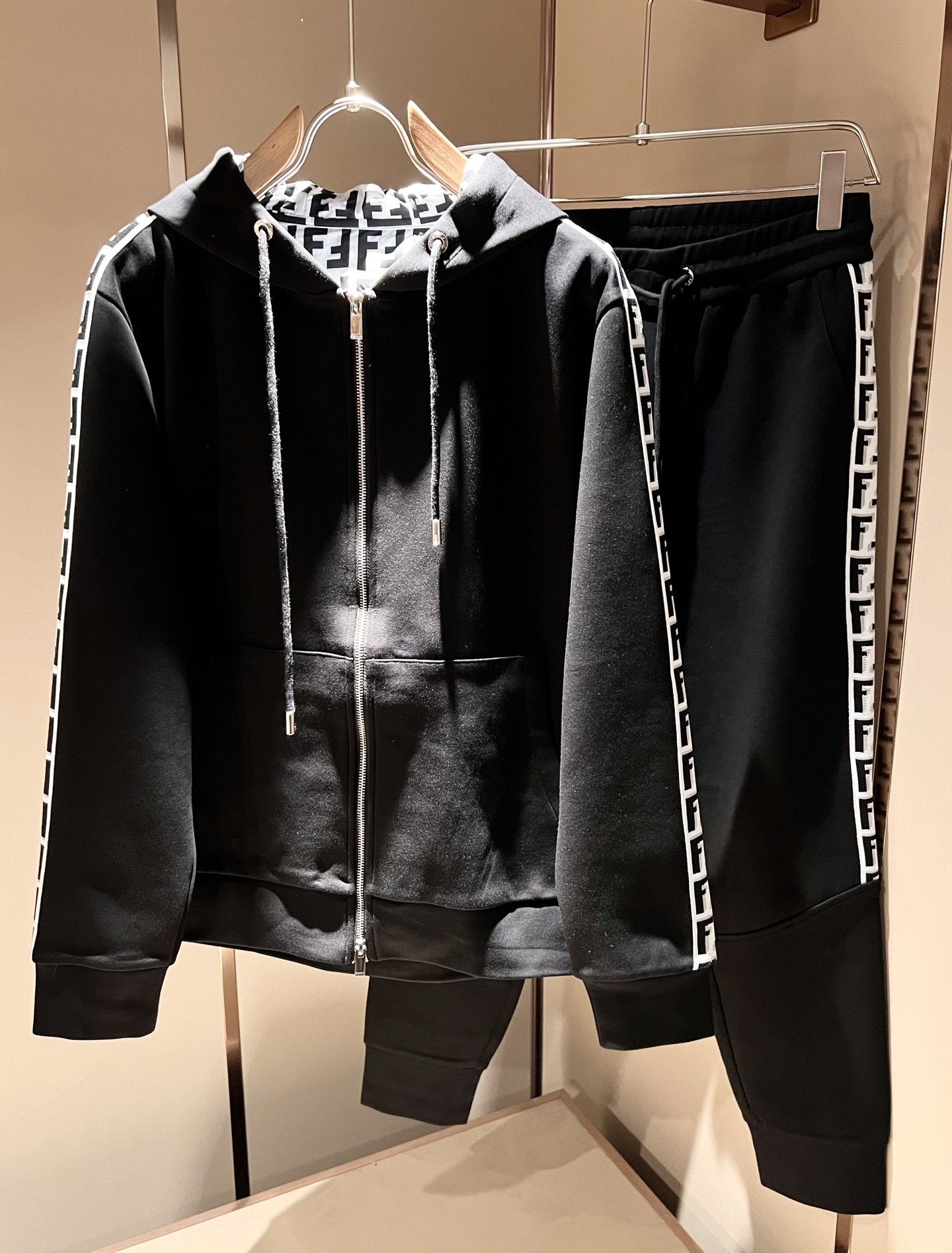 FEN 芬*迪 2025秋冬新款男士休闲套装，百搭不限制年龄，标识LOGO刺绣设计！衣身织带logo设计