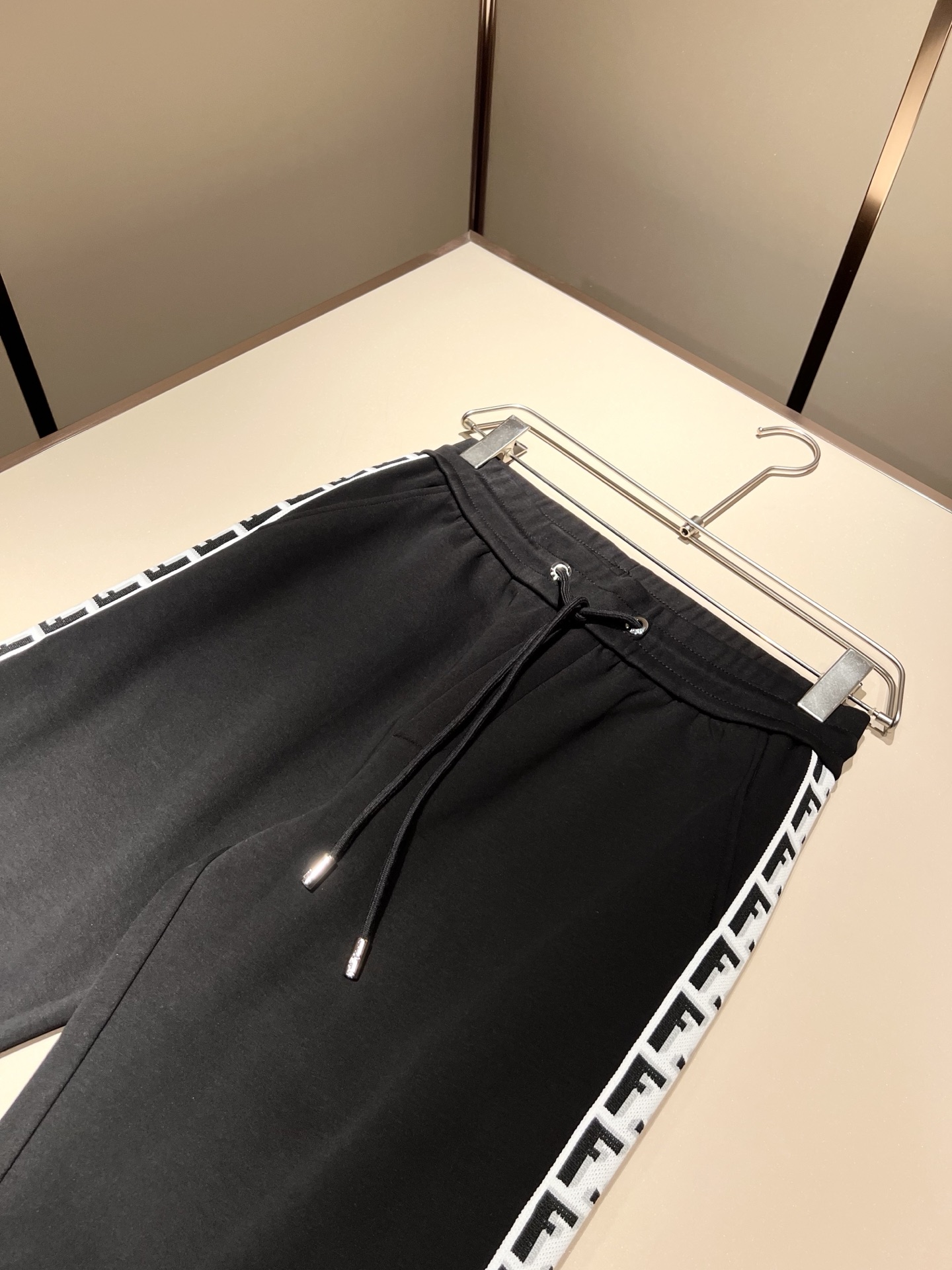 FEN 芬*迪 2025秋冬新款男士休闲套装，百搭不限制年龄，标识LOGO刺绣设计！衣身织带logo设计