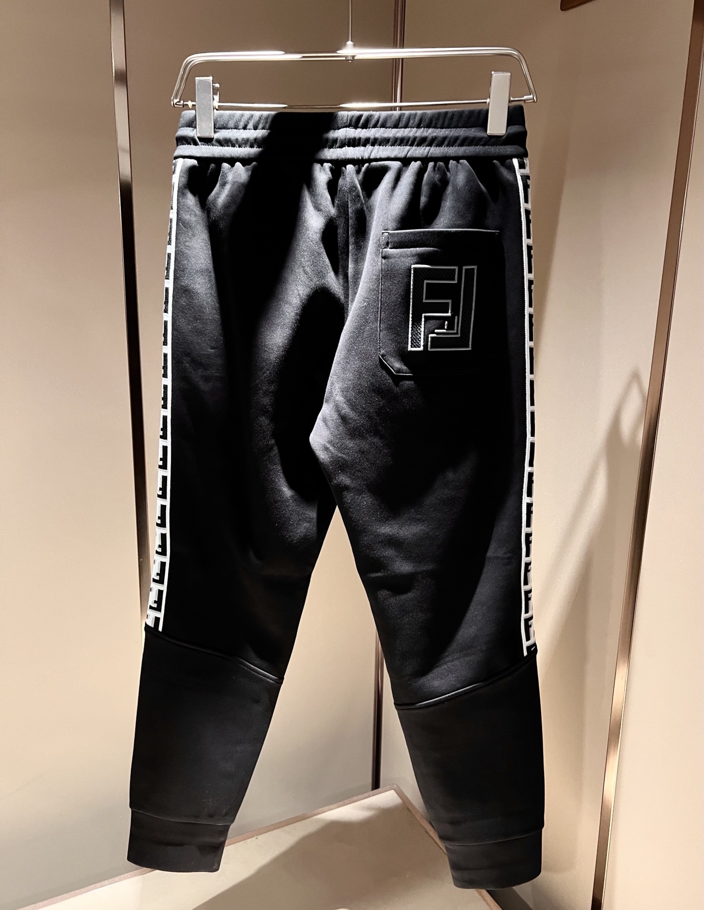 FEN 芬*迪 2025秋冬新款男士休闲套装，百搭不限制年龄，标识LOGO刺绣设计！衣身织带logo设计