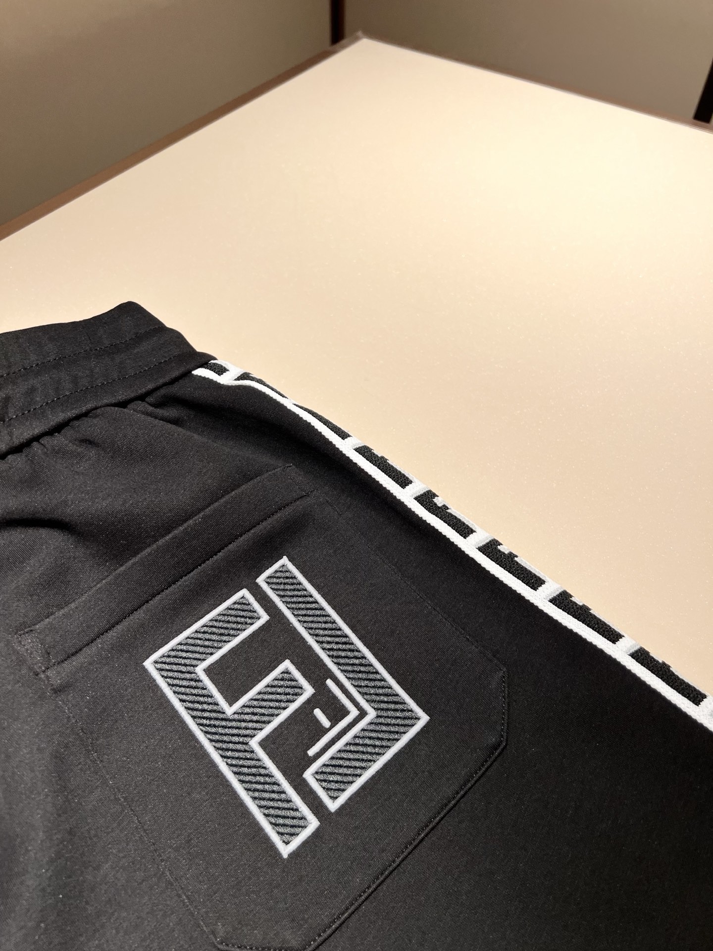 FEN 芬*迪 2025秋冬新款男士休闲套装，百搭不限制年龄，标识LOGO刺绣设计！衣身织带logo设计