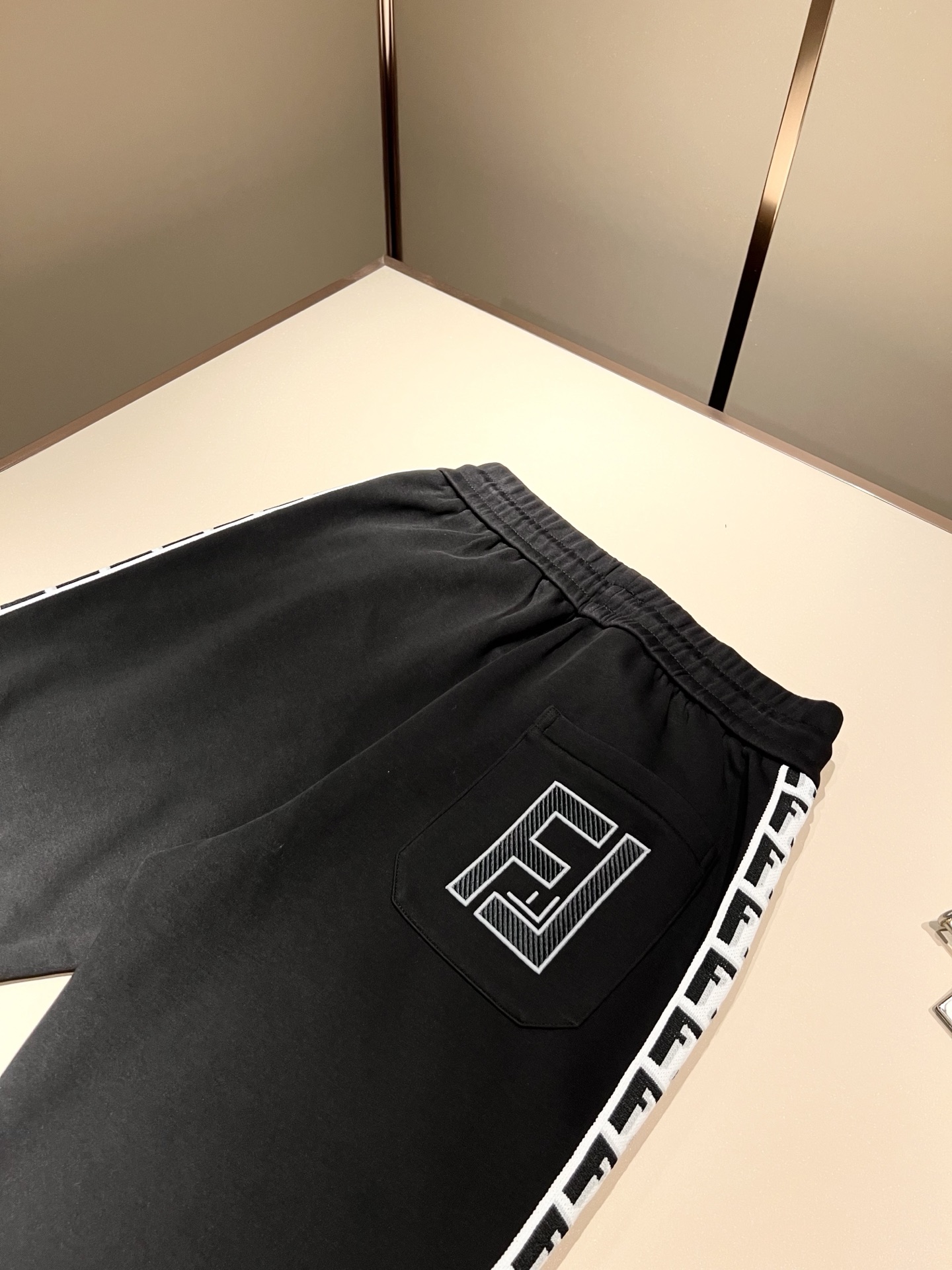 FEN 芬*迪 2025秋冬新款男士休闲套装，百搭不限制年龄，标识LOGO刺绣设计！衣身织带logo设计