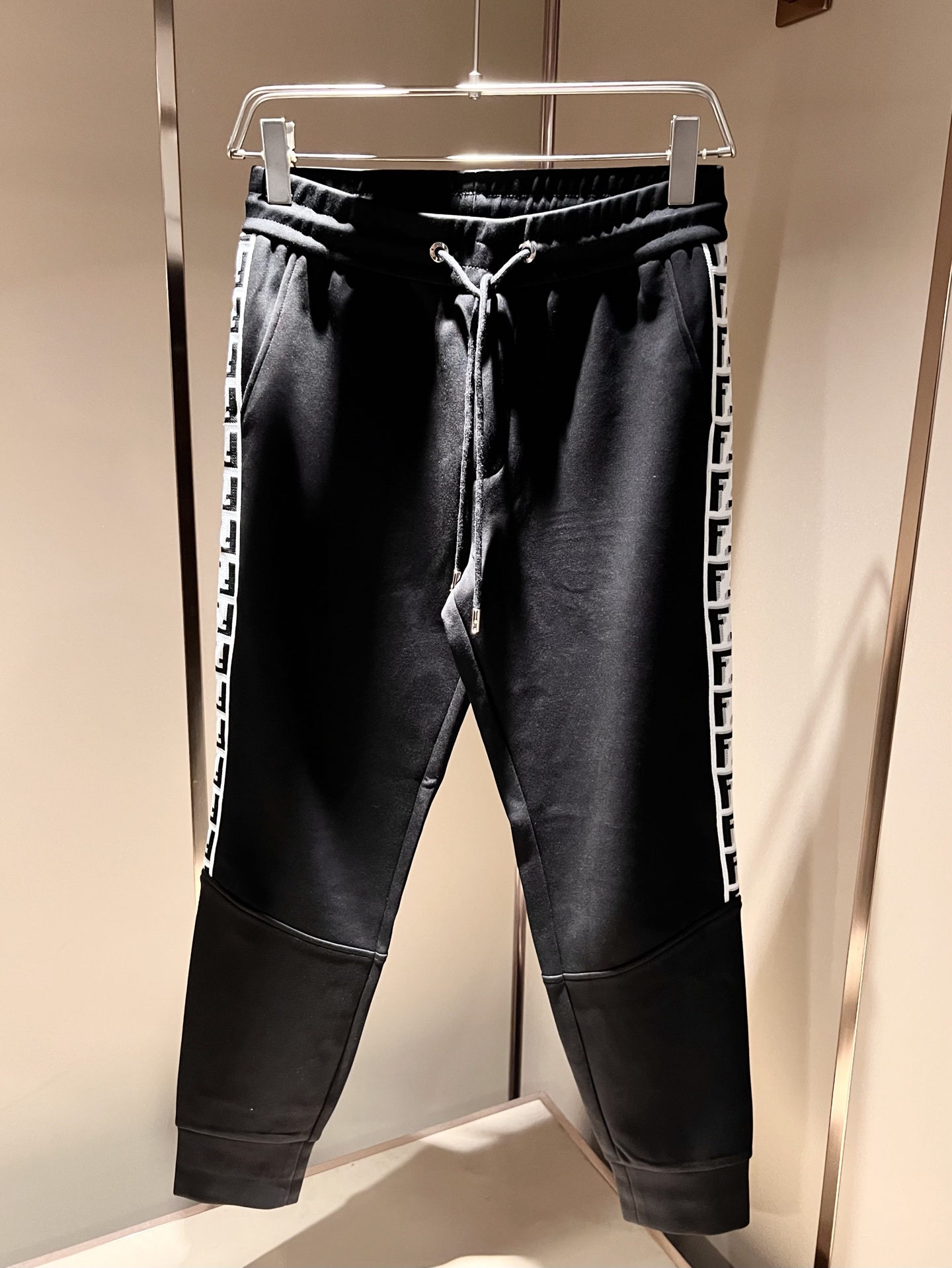 FEN 芬*迪 2025秋冬新款男士休闲套装，百搭不限制年龄，标识LOGO刺绣设计！衣身织带logo设计