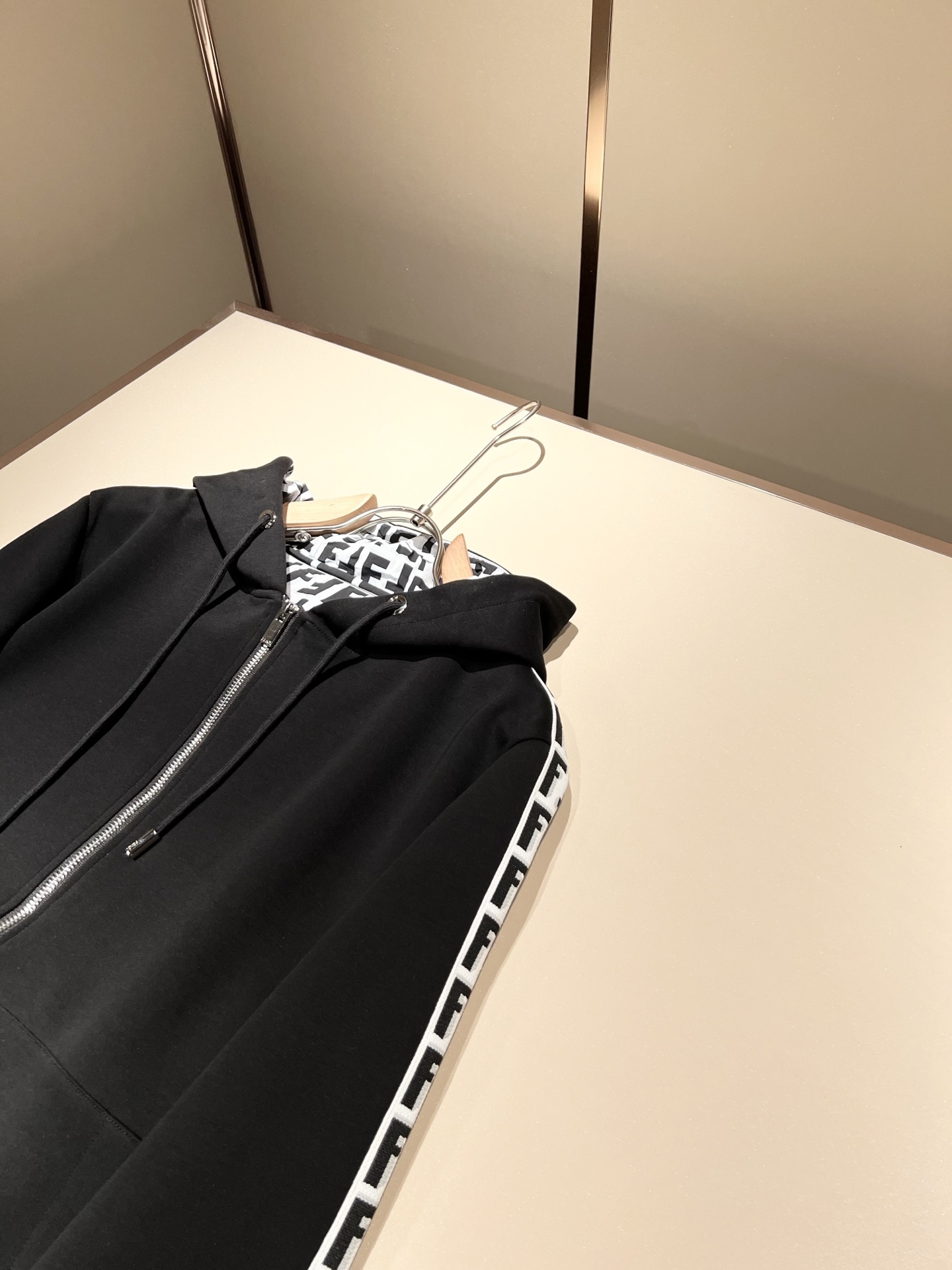 FEN 芬*迪 2025秋冬新款男士休闲套装，百搭不限制年龄，标识LOGO刺绣设计！衣身织带logo设计