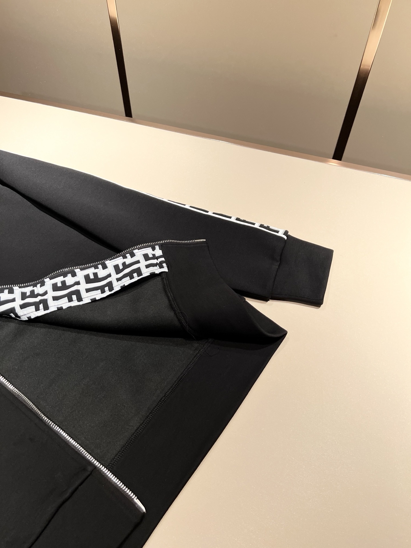 FEN 芬*迪 2025秋冬新款男士休闲套装，百搭不限制年龄，标识LOGO刺绣设计！衣身织带logo设计