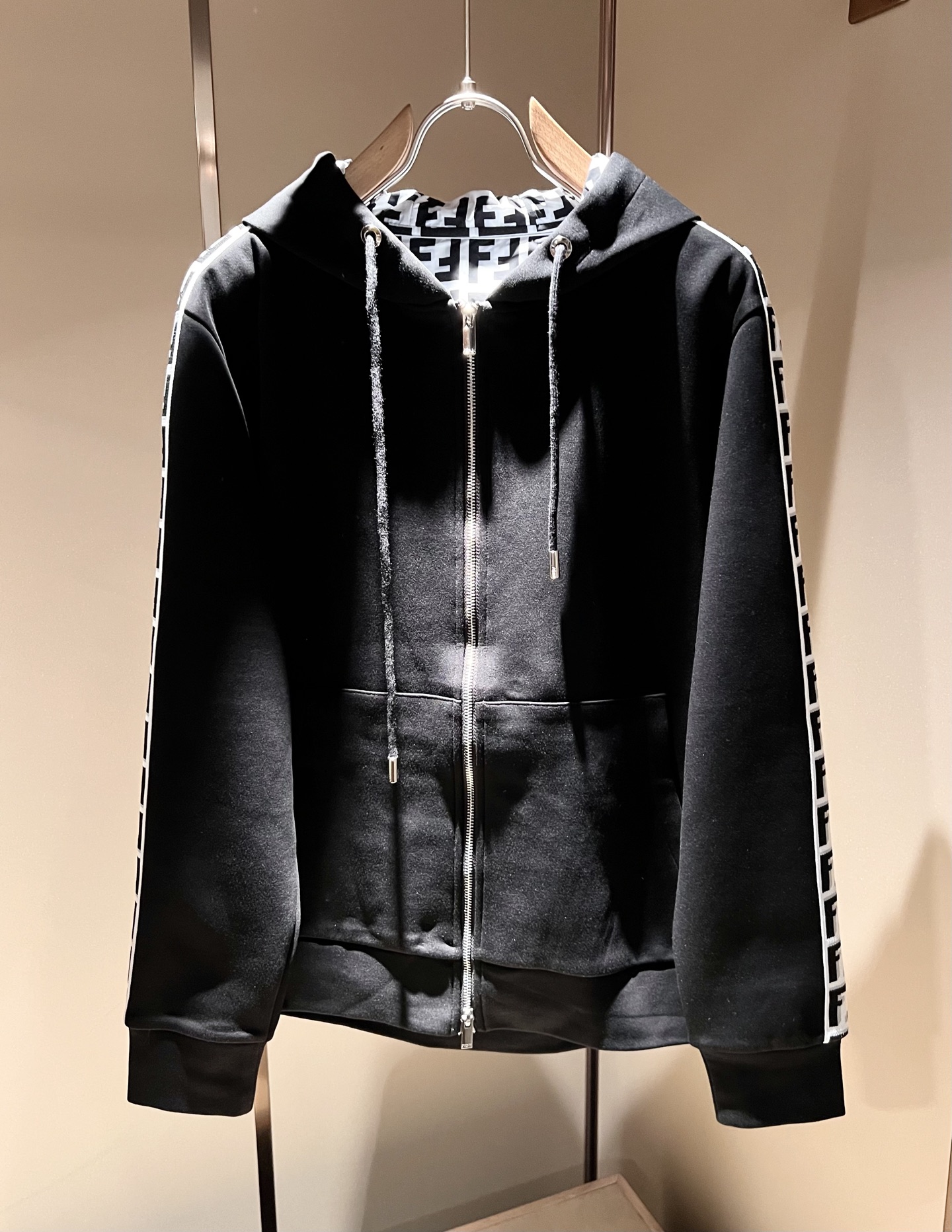 FEN 芬*迪 2025秋冬新款男士休闲套装，百搭不限制年龄，标识LOGO刺绣设计！衣身织带logo设计