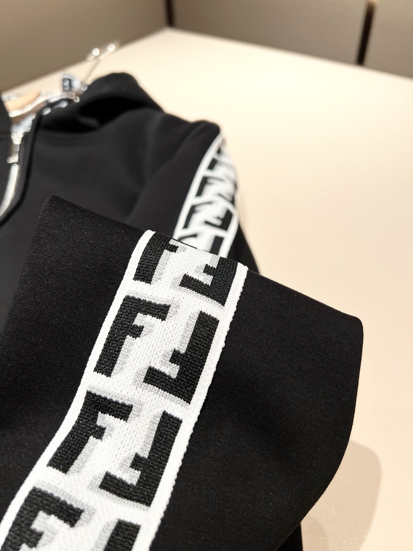 FEN 芬*迪 2025秋冬新款男士休闲套装，百搭不限制年龄，标识LOGO刺绣设计！衣身织带logo设计