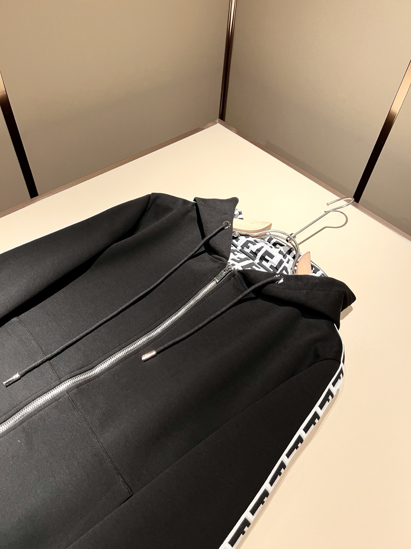 FEN 芬*迪 2025秋冬新款男士休闲套装，百搭不限制年龄，标识LOGO刺绣设计！衣身织带logo设计