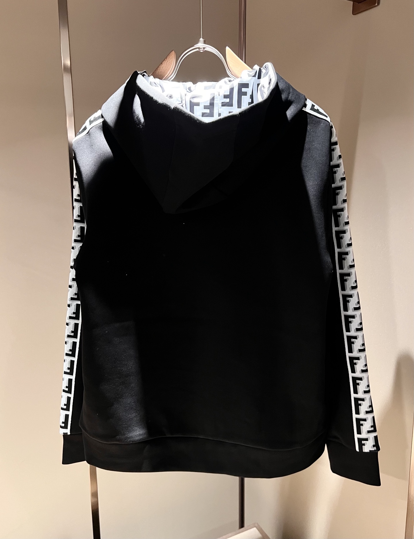 FEN 芬*迪 2025秋冬新款男士休闲套装，百搭不限制年龄，标识LOGO刺绣设计！衣身织带logo设计