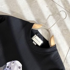 Gucc*古家 2025春夏新款男女同情侣款👫休闲宽松棉质圆领短袖T恤衫!贸易公司渠道稀出,同步官网发售 Gucc*古家 2025春夏新款男女同情侣款👫休闲宽松棉质圆领短袖T恤衫!贸易公司渠道稀出,同步官网发售
