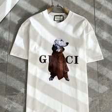 Gucc*古家 2025春夏新款男女同情侣款👫休闲宽松棉质圆领短袖T恤衫!贸易公司渠道稀出,同步官网发售 Gucc*古家 2025春夏新款男女同情侣款👫休闲宽松棉质圆领短袖T恤衫!贸易公司渠道稀出,同步官网发售