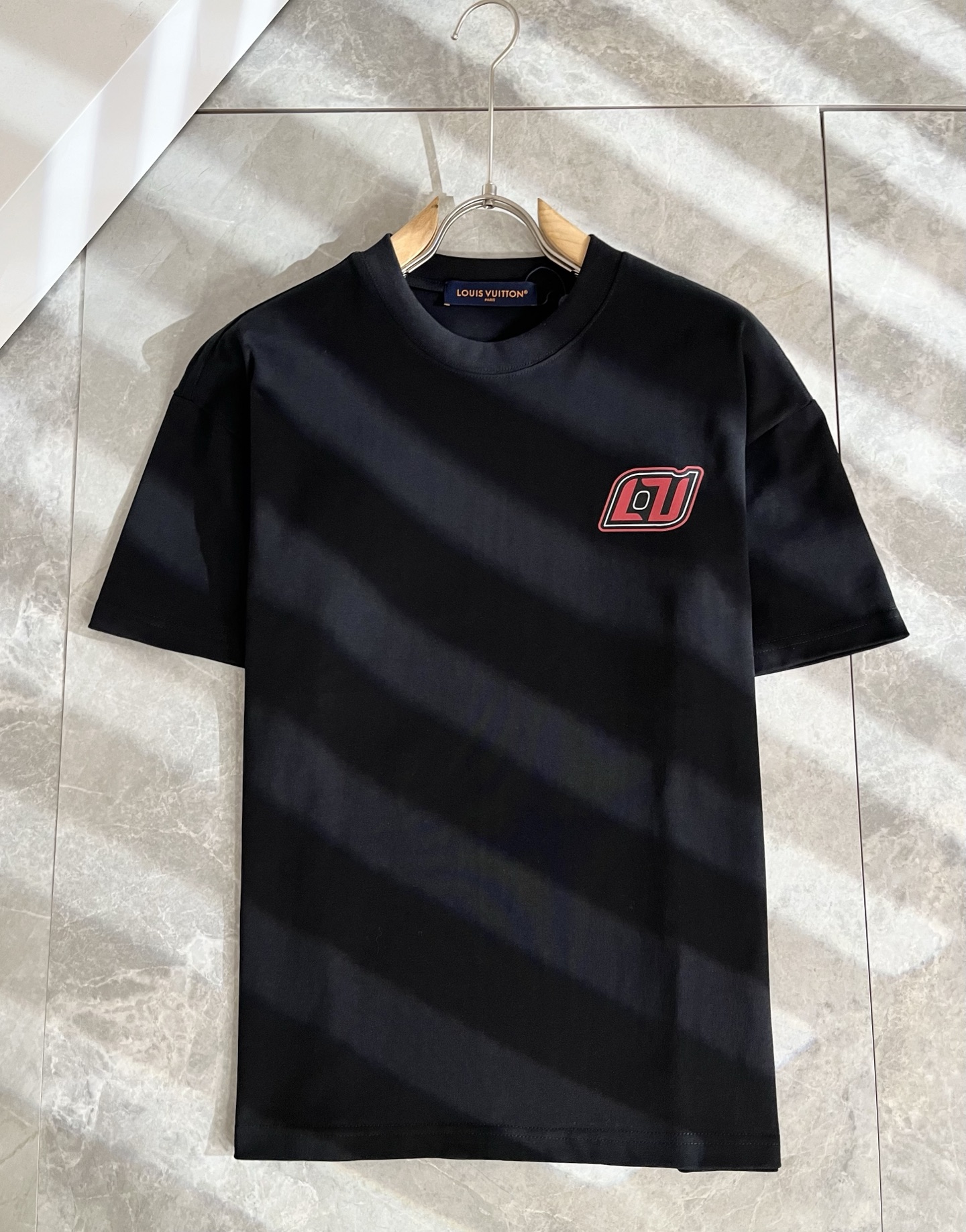 LouisVuitt*路易*登 2025春夏全新系列单品上线，非常时髦前卫的一款男女同款短袖T恤，标识l
