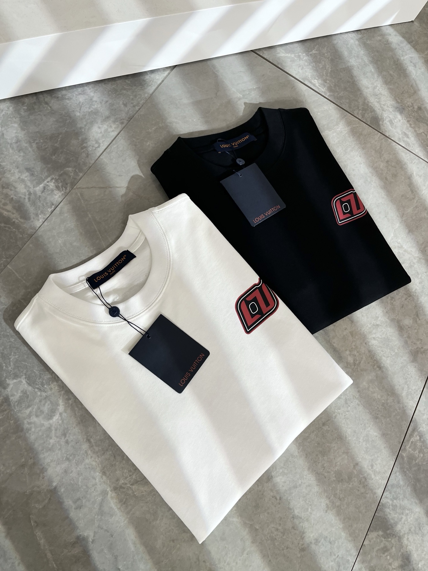 LouisVuitt*路易*登 2025春夏全新系列单品上线，非常时髦前卫的一款男女同款短袖T恤，标识l